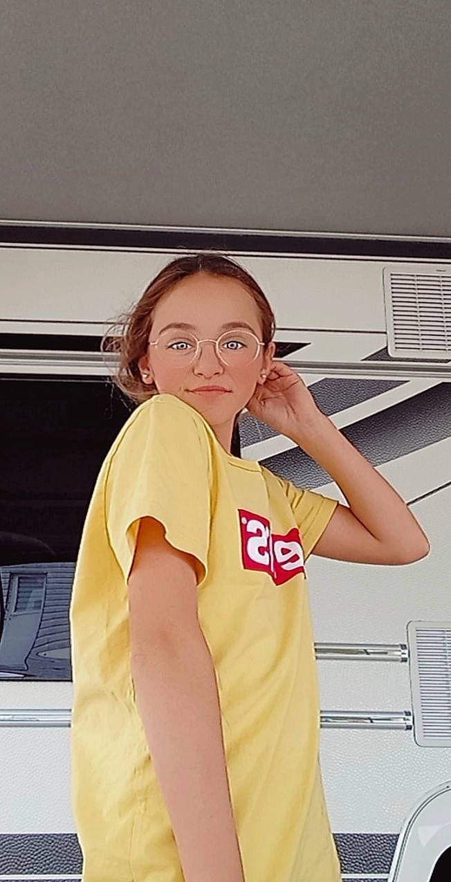 Naomy a rejoint le concours — aidez-le/la à gagner de superbes lots ! automotive_design, computer_keyboard, elbow, eyewear, fun, gesture, glasses, happy, human_leg, peripheral, person, shoulder, sitting, sleeve, sportswear, street_fashion, t_shirt, thigh, travel, vision_care