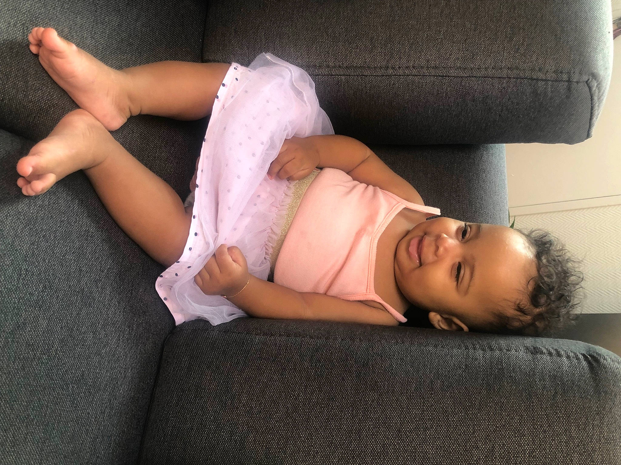 Kyanna Amel a rejoint le concours — aidez-le/la à gagner de superbes lots ! black_hair, blond, comfort, couch, elbow, flash_photography, flooring, foot, human_leg, joint, knee, lap, leg, linens, person, shorts, shoulder, sitting, thigh, wood