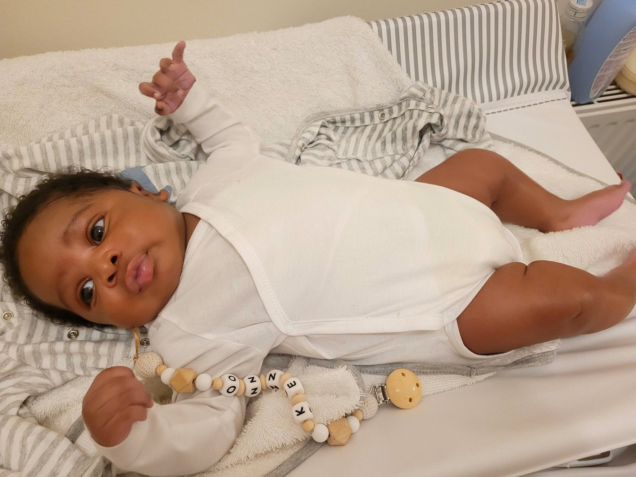 Kenzo Benissons participe au concours pour gagner de l'argent avec cette photo : baby, baby_sleeping, baby_toddler_clothing, bed, bedding, bedtime, comfort, hand, human_body, human_leg, joint, linens, mammal, person, room, skin, sleeve, textile, thigh, toddler