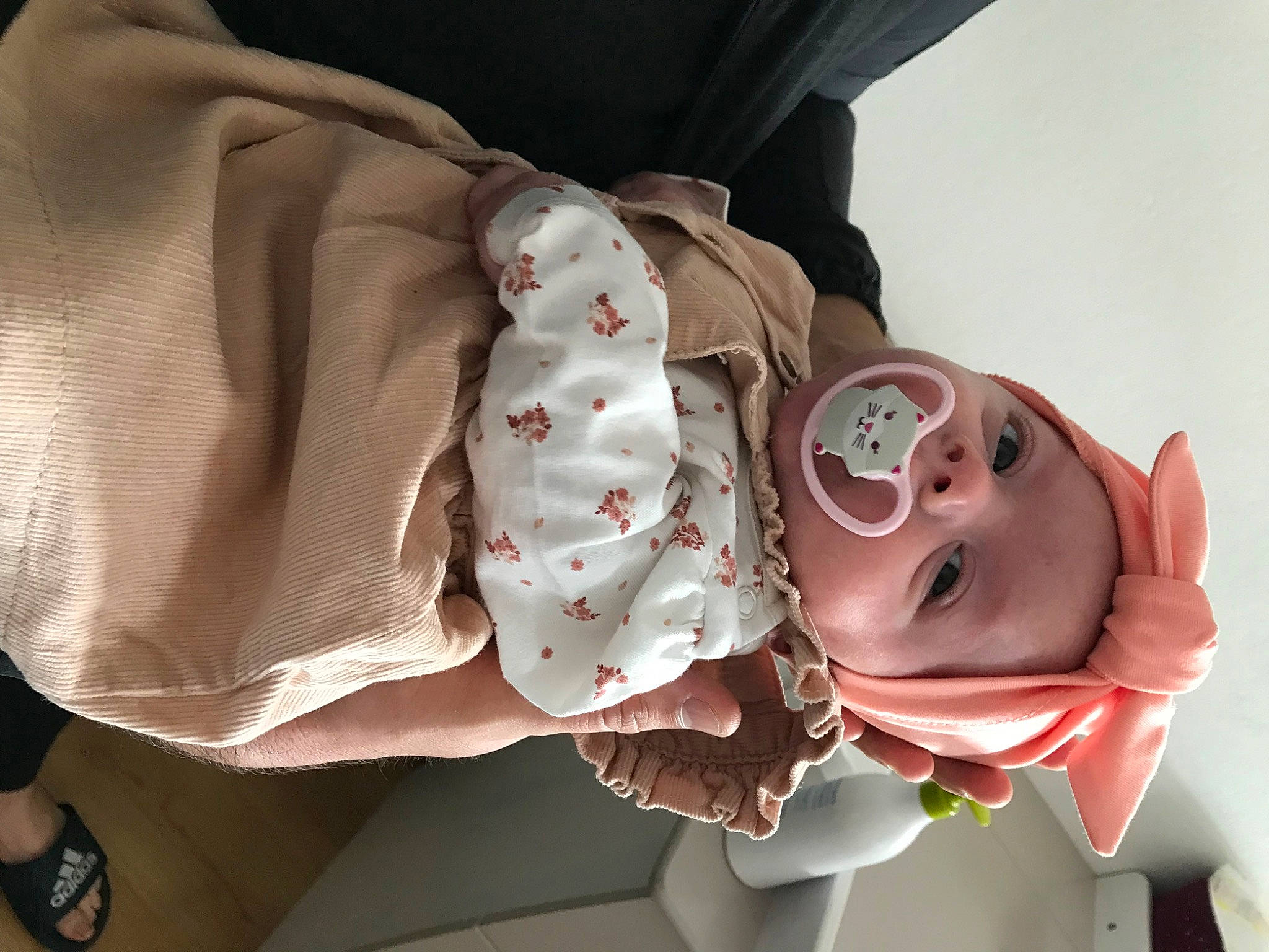 Léana a rejoint le concours — aidez-le/la à gagner de superbes lots ! baby, baby_products, baby_safety, baby_sleeping, baby_toddler_clothing, carmine, child, comfort, costume, happy, hat, person, personal_protective_equipment, room, sleeve, smile, textile, toddler, window
