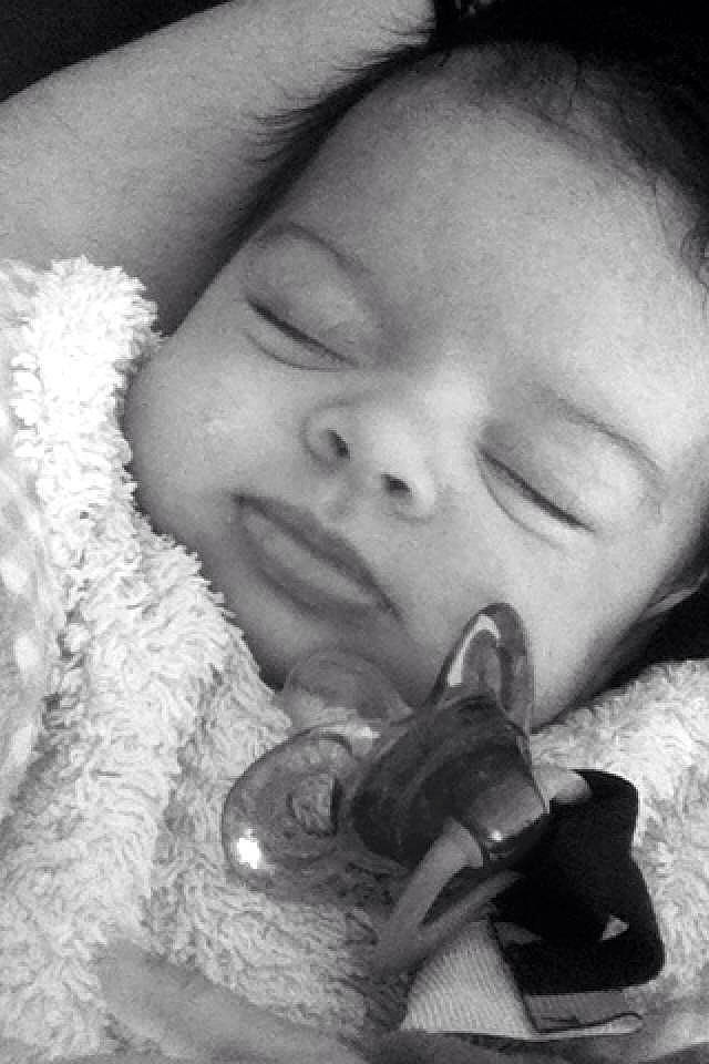 Hind participe au concours pour gagner de l'argent avec cette photo : baby, baby_bottle, bedtime, birth, black_and_white, child, ear, eye, lip, monochrome, mouth, nose, person, photograph, photography, sleep, smile, toddler