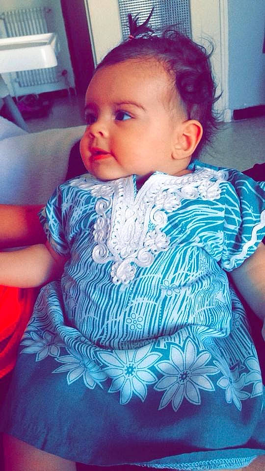 Hind a rejoint le concours — aidez-le/la à gagner de superbes lots ! baby, beauty, blue, cheek, child, cool, dress, eye, face, fun, head, lip, nose, person, pink, product, sitting, skin, smile, textile