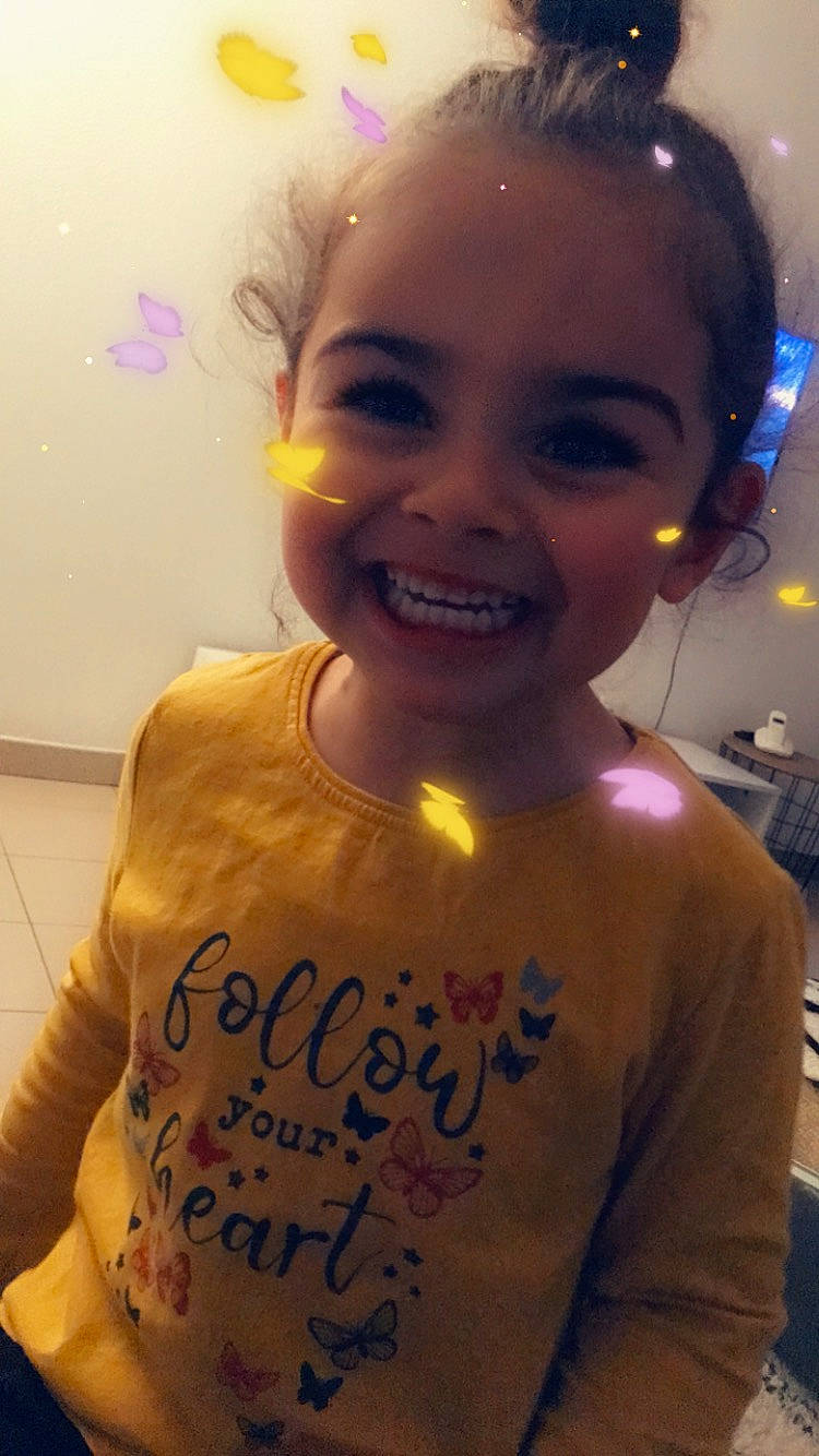 Hind participe au concours pour gagner de l'argent avec cette photo : cheek, child, cool, ear, eyebrow, face, facial_expression, forehead, fun, happy, head, jaw, joy, lip, neck, nose, person, photography, selfie, smile