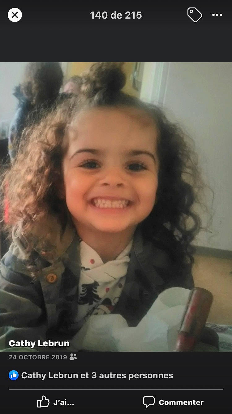 Hind a rejoint le concours — aidez-le/la à gagner de superbes lots ! cheek, child, chin, eyebrow, face, facial_expression, forehead, fun, hair, hairstyle, happy, head, human, joy, laugh, long_hair, nose, person, photo_caption, photography