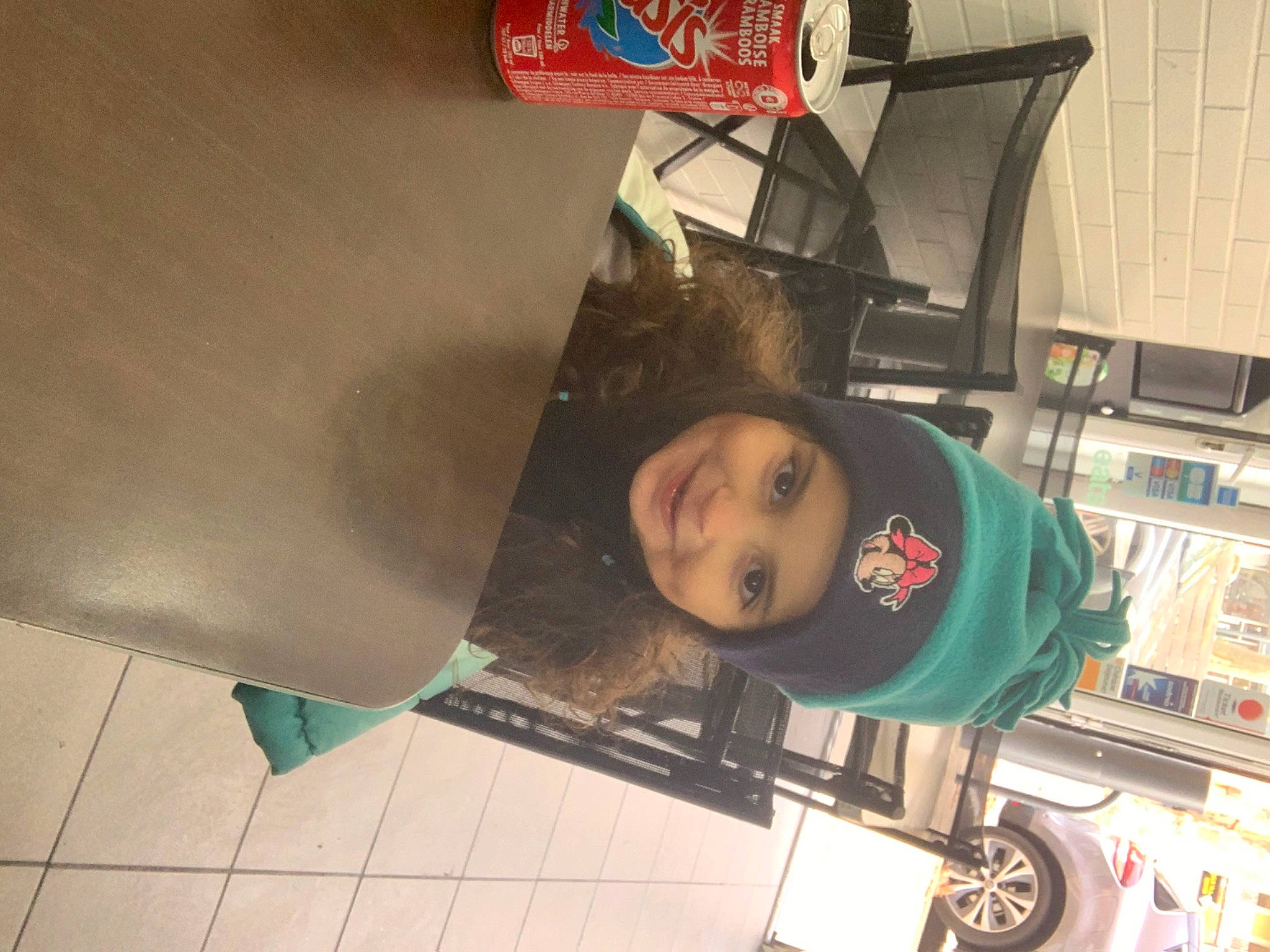 Tahïna a rejoint le concours — aidez-le/la à gagner de superbes lots ! carmine, fashion_accessory, flooring, fun, headwear, joy, machine, person, personal_protective_equipment, room, smile, toddler