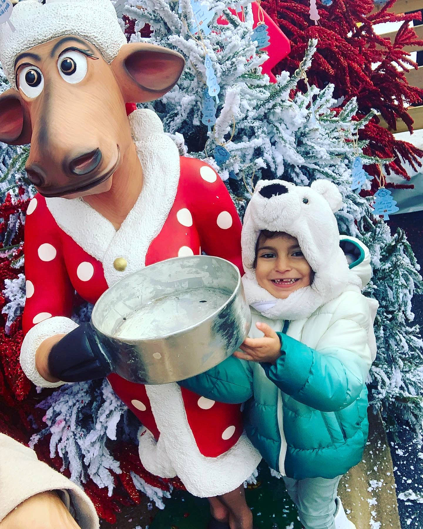 Tahïna participe au concours pour gagner de l'argent avec cette photo : christmas, christmas_decoration, christmas_eve, christmas_ornament, drinkware, event, fictional_character, freezing, fun, happy, hat, headgear, headwear, holiday, joy, ornament, person, smile, snow, toddler