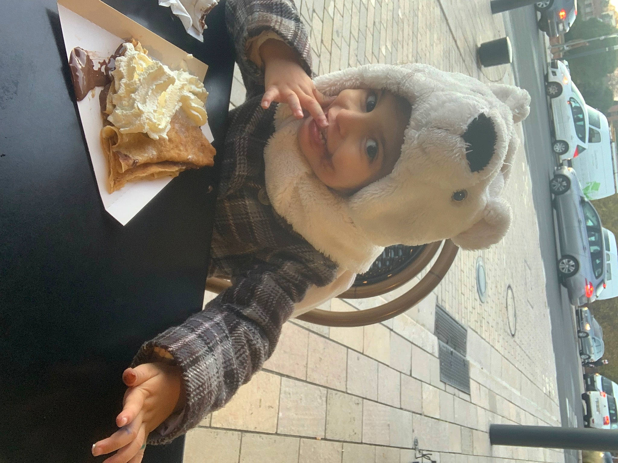 Tahïna participe au concours pour gagner de l'argent avec cette photo : box, car, fun, fur, headwear, joy, person, plush, snout, stuffed_toy, tire, toy, vehicle, wood