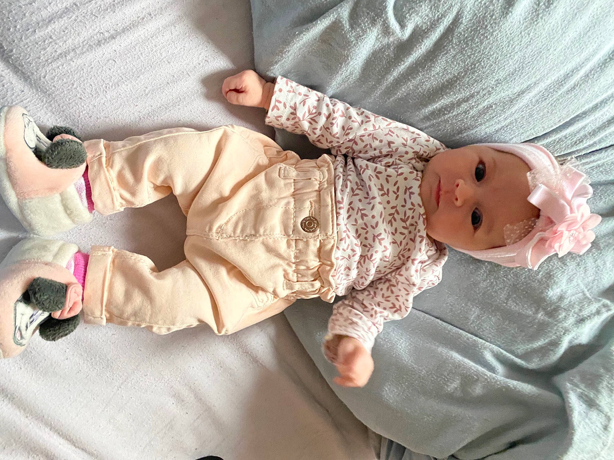 Giulia a rejoint le concours — aidez-le/la à gagner de superbes lots ! baby, baby_products, baby_sleeping, baby_toddler_clothing, cheek, child, comfort, eye, finger, glasses, hand, headwear, human_body, leg, linens, pattern, person, room, sitting, skin