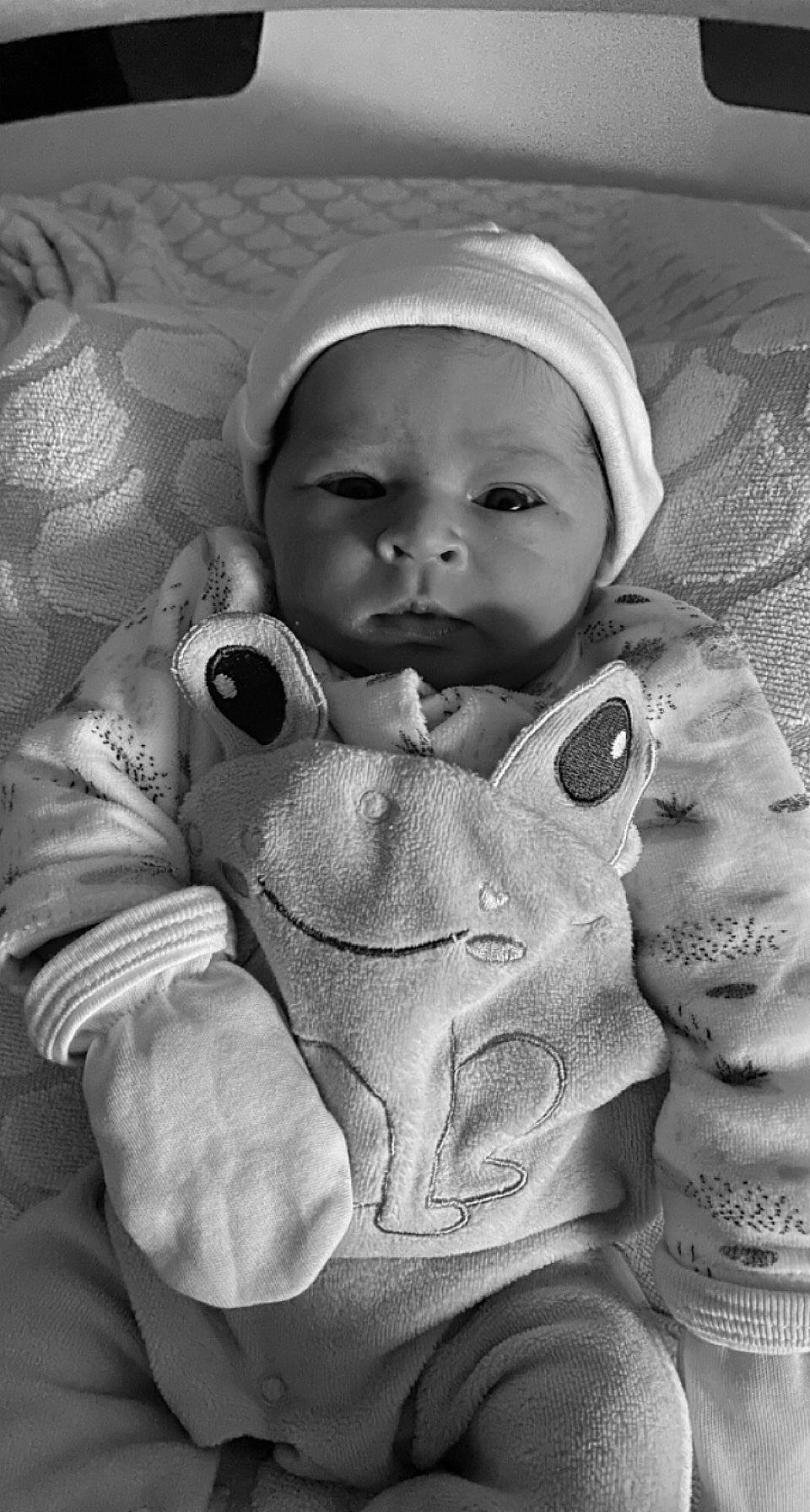 Giulia participe au concours pour gagner de l'argent avec cette photo : baby, baby_toddler_clothing, black_and_white, cheek, comfort, cool, eye, gesture, hand, happy, human_body, mammal, mouth, nose, outerwear, person, product, skin, sleeve, textile