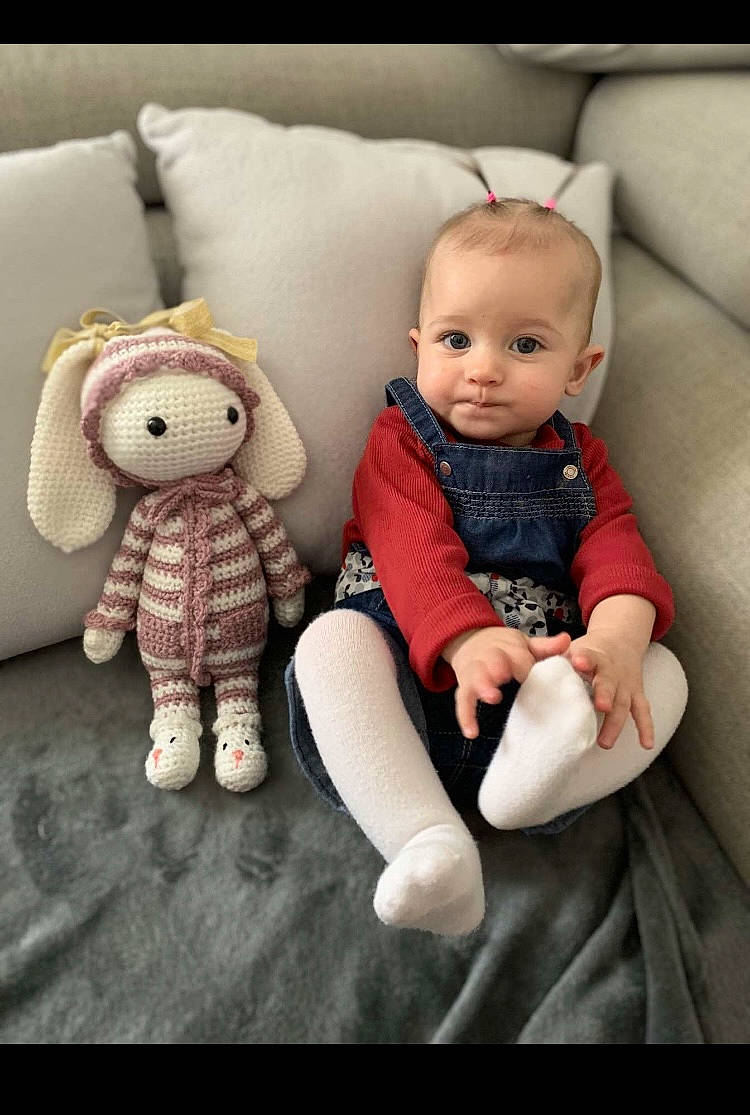 Keassy participe au concours pour gagner de l'argent avec cette photo : arm, baby, baby_toddler_clothing, cheek, child, comfort, eye, finger, flash_photography, happy, head, mammal, person, product, skin, sleeve, smile, stuffed_toy, toddler, toy