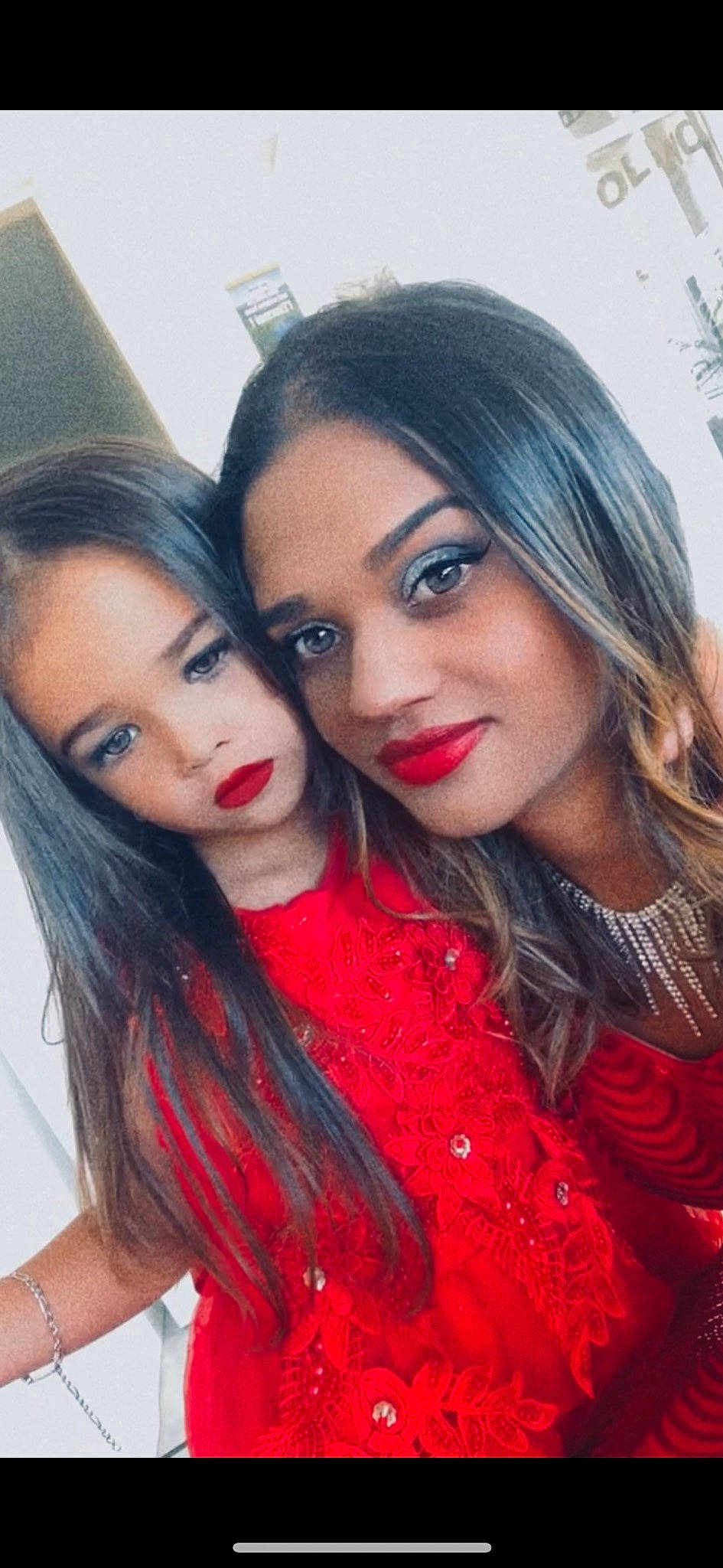 Haneïa participe au concours pour gagner de l'argent avec cette photo : cool, cosmetics, earrings, eye, eye_liner, eye_shadow, eyebrow, eyelash, facial_expression, fashion_design, flash_photography, happy, iris, joy, lip, lipstick, makeover, mouth, person, red