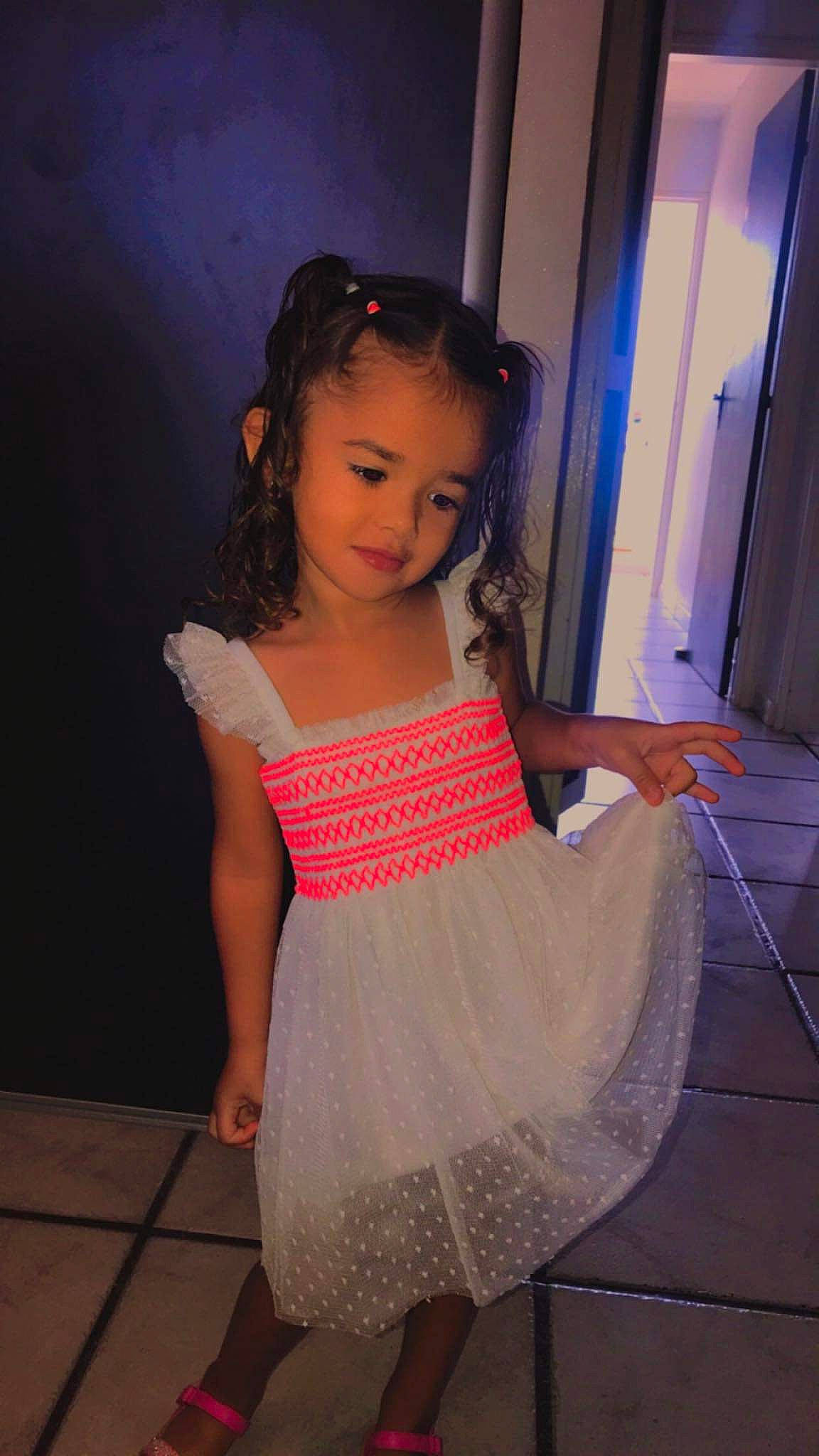 Haneïa participe au concours pour gagner de l'argent avec cette photo : baby_toddler_clothing, day_dress, dress, fashion_design, flash_photography, flooring, happy, human_leg, joint, leg, long_hair, neck, one_piece_garment, person, purple, shoulder, skin, sleeve, standing, toddler