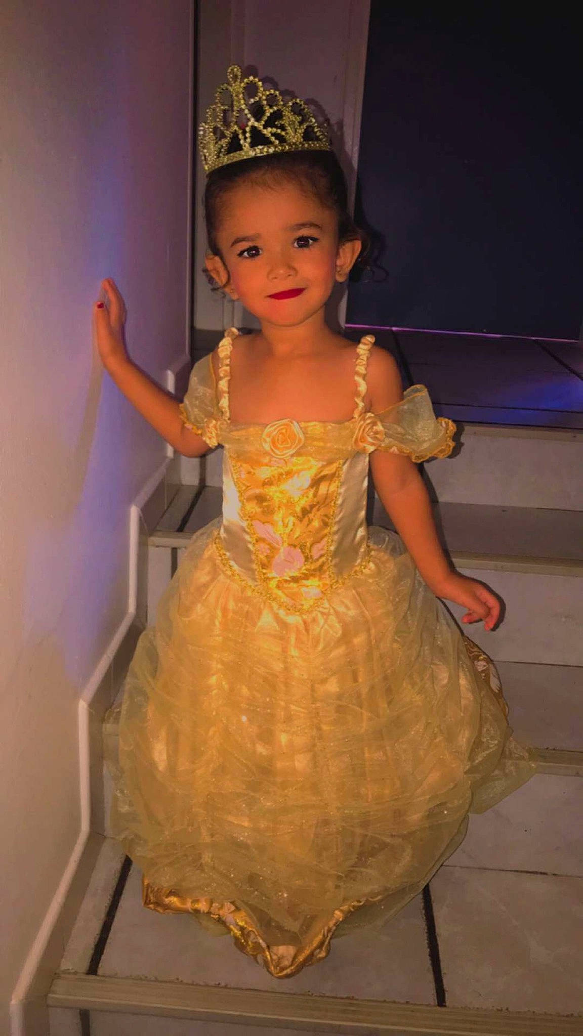 Haneïa a rejoint le concours — aidez-le/la à gagner de superbes lots ! costume_design, day_dress, dress, embellishment, entertainment, event, facial_expression, fashion_design, formal_wear, fun, happy, headgear, headpiece, human_body, jewellery, joy, organ, performing_arts, person, pink