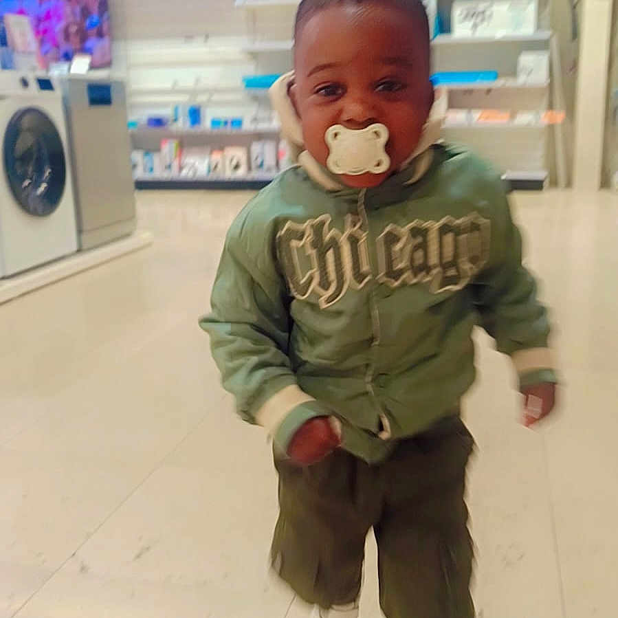 Ychane participe au concours pour gagner de l'argent avec cette photo : appliances, child, cute, electronics, face, floor, green_jacket, hoodie, indoor, motion_blur, pacifier, pants, person, shopping, store, television, toddler, walking, white_shoes, young