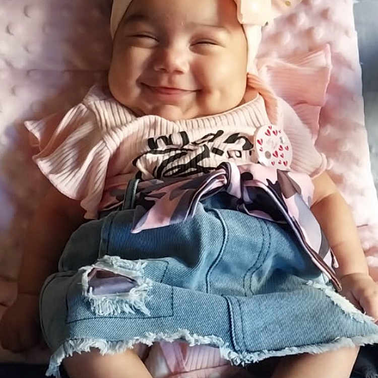 Sakinah participe au concours pour gagner de l'argent avec cette photo : baby, barefoot, bow, child, clothing, cushion, cute, denim_skirt, fabric, face, happy, headband, indoors, infant, pink, portrait, ripped_skirt, sitting, smiling, soft