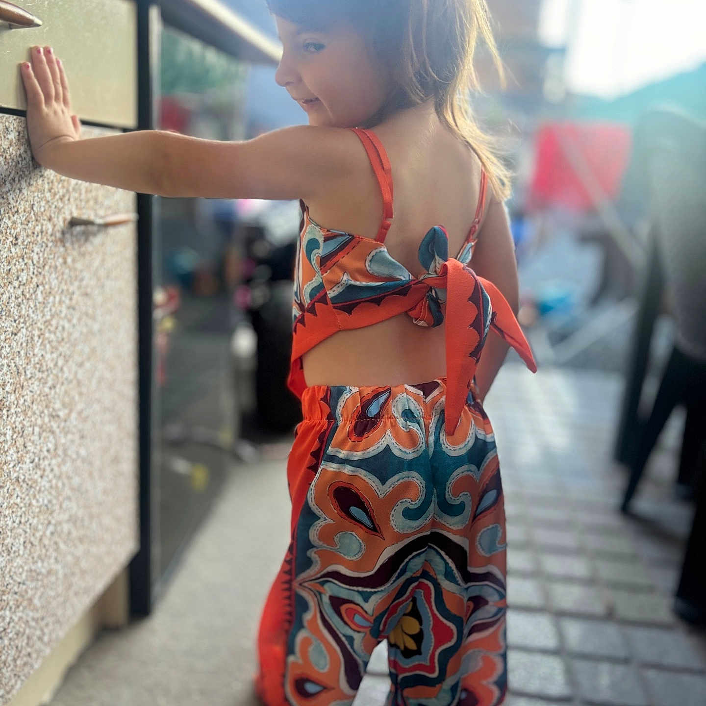 Nina a rejoint le concours — aidez-le/la à gagner de superbes lots ! bodypart, child, city, clothing, dress, face, fashion, female, finger, formalwear, girl, gown, hand, head, pants, person, photography, portrait, road, street