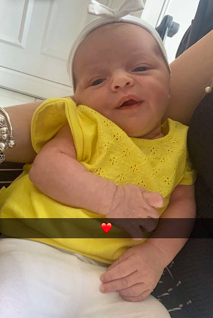 Myléna participe au concours pour gagner de l'argent avec cette photo : baby, baby_carriage, baby_products, car_seat, cheek, child, head, person, product, skin, smile, toddler, yellow