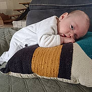 Eliot a rejoint le concours — aidez-le/la à gagner de superbes lots ! baby, infant, newborn, face, eyes, hand, ear, pillow, cushion, sofa, couch, blanket, textile, pattern, stitching, home_interior, plaything, tummy_time, lying_down, cozy