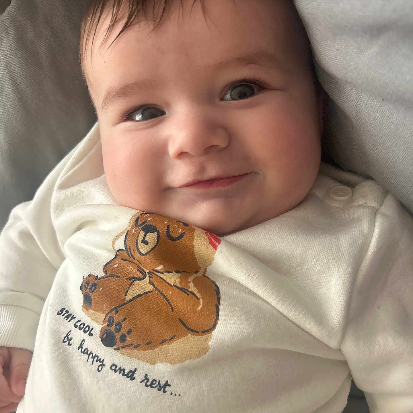 Léo a rejoint le concours — aidez-le/la à gagner de superbes lots ! baby, blanket, bodypart, clothing, cushion, face, finger, hand, happy, head, homedecor, knitwear, newborn, person, photography, portrait, shirt, smile, sweater, t_shirt