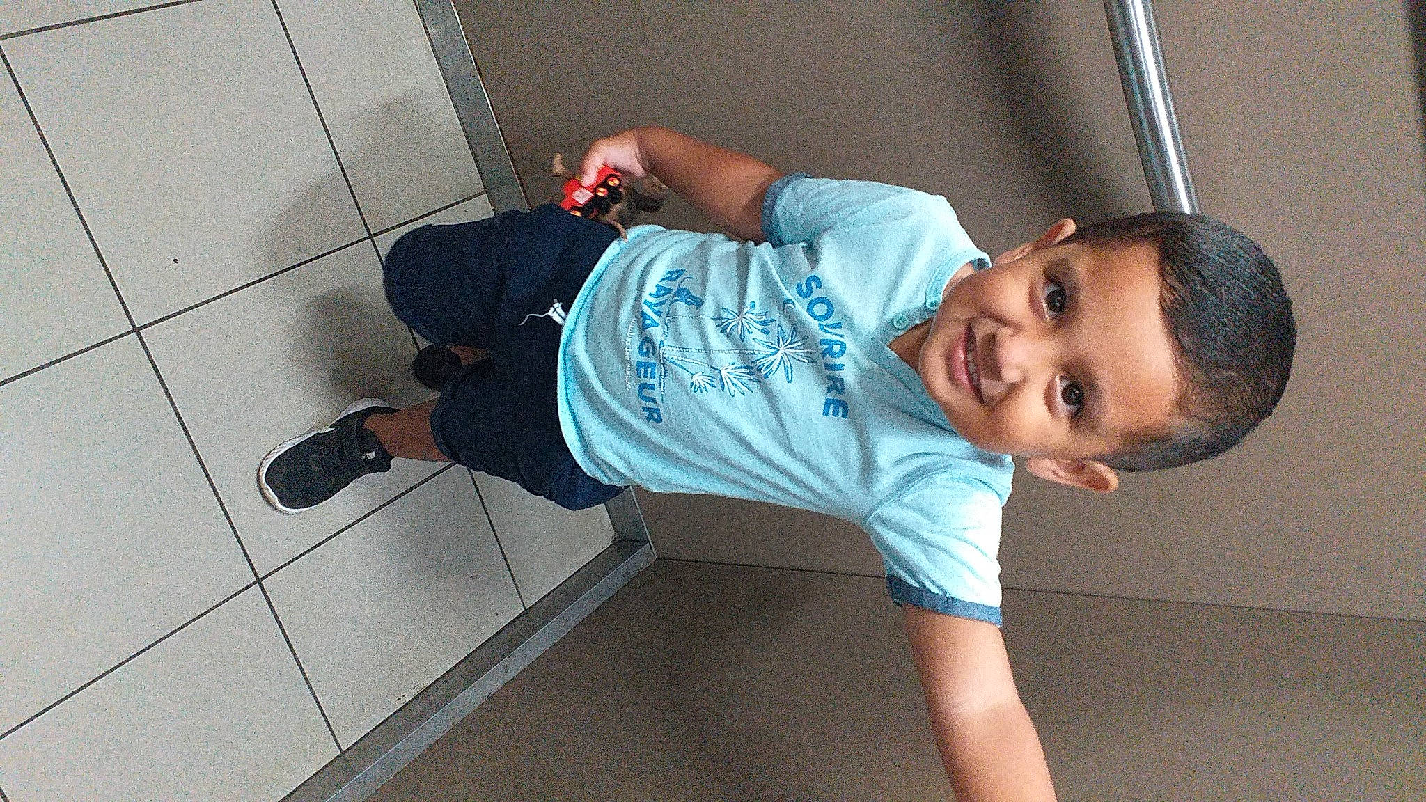 Nolhan a rejoint le concours — aidez-le/la à gagner de superbes lots ! baby_toddler_clothing, child, elbow, electric_blue, flash_photography, flooring, fun, happy, human_leg, joint, joy, knee, leg, person, sleeve, smile, sneakers, standing, t_shirt, thigh