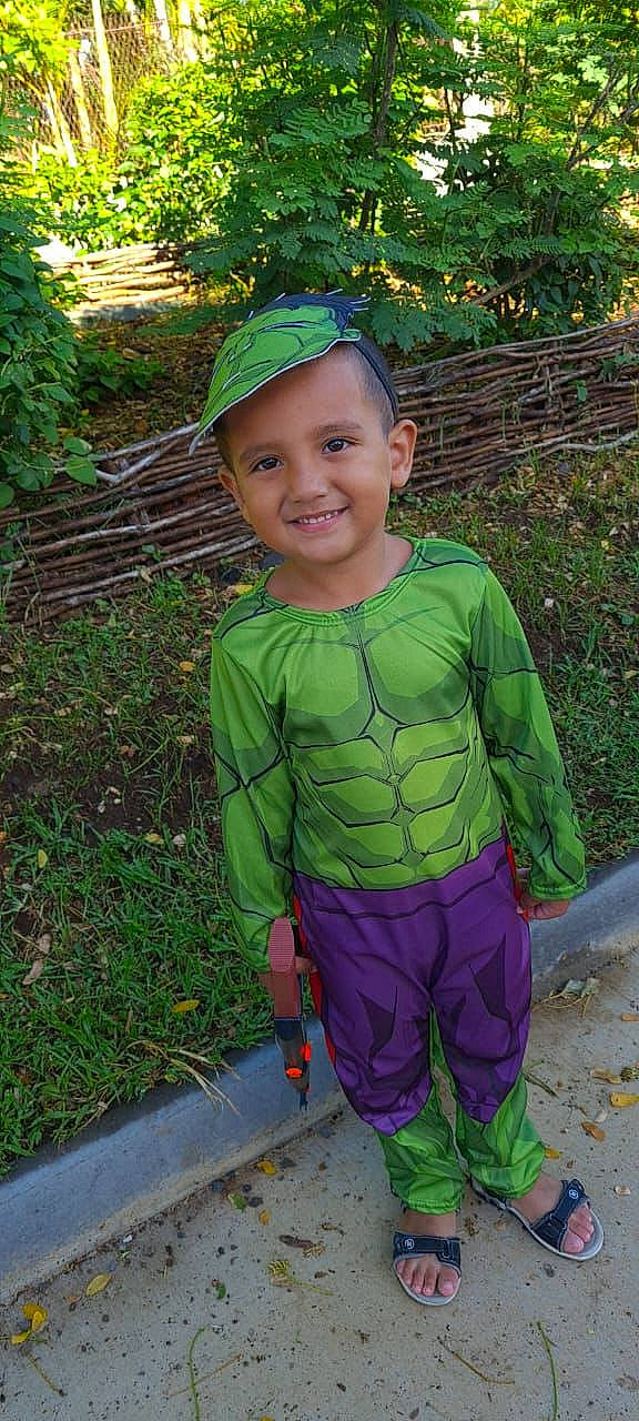 Nolhan participe au concours pour gagner de l'argent avec cette photo : botany, cap, child, clothing, cool, face, forehead, grass, happy, head, joy, leaf, outerwear, people_in_nature, person, plant, sleeve, smile, standing, t_shirt