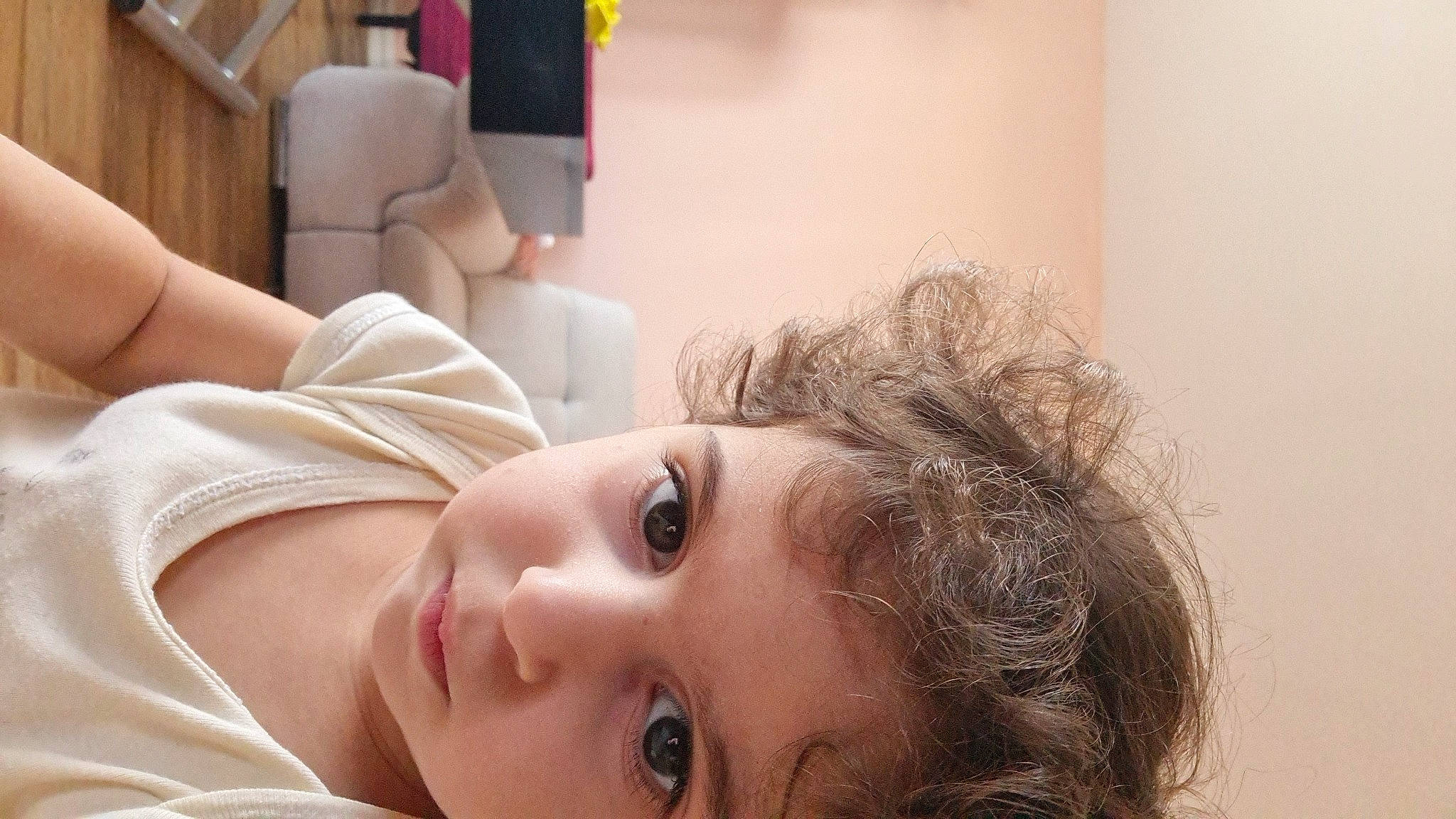 Victoria participe au concours pour gagner de l'argent avec cette photo : blond, brown_hair, chest, child, comfort, ear, eyelash, eyewear, human_leg, jaw, joint, lip, long_hair, mouth, neck, nose, person, selfie, shoulder, skin