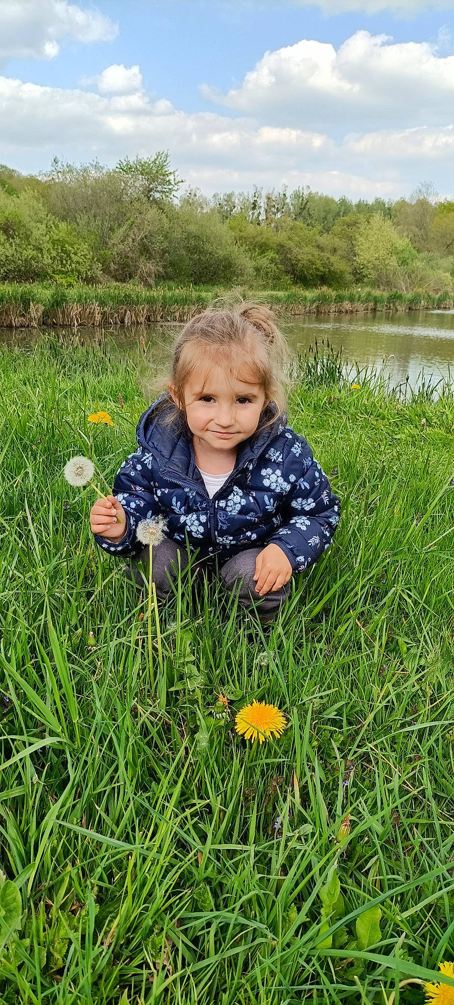 Lylia a rejoint le concours — aidez-le/la à gagner de superbes lots ! child, clothing, flower, flowering_plant, grass, grass_family, grassland, happy, joy, lake, lawn, meadow, natural_environment, natural_landscape, people_in_nature, person, plant, prairie, sky, toddler