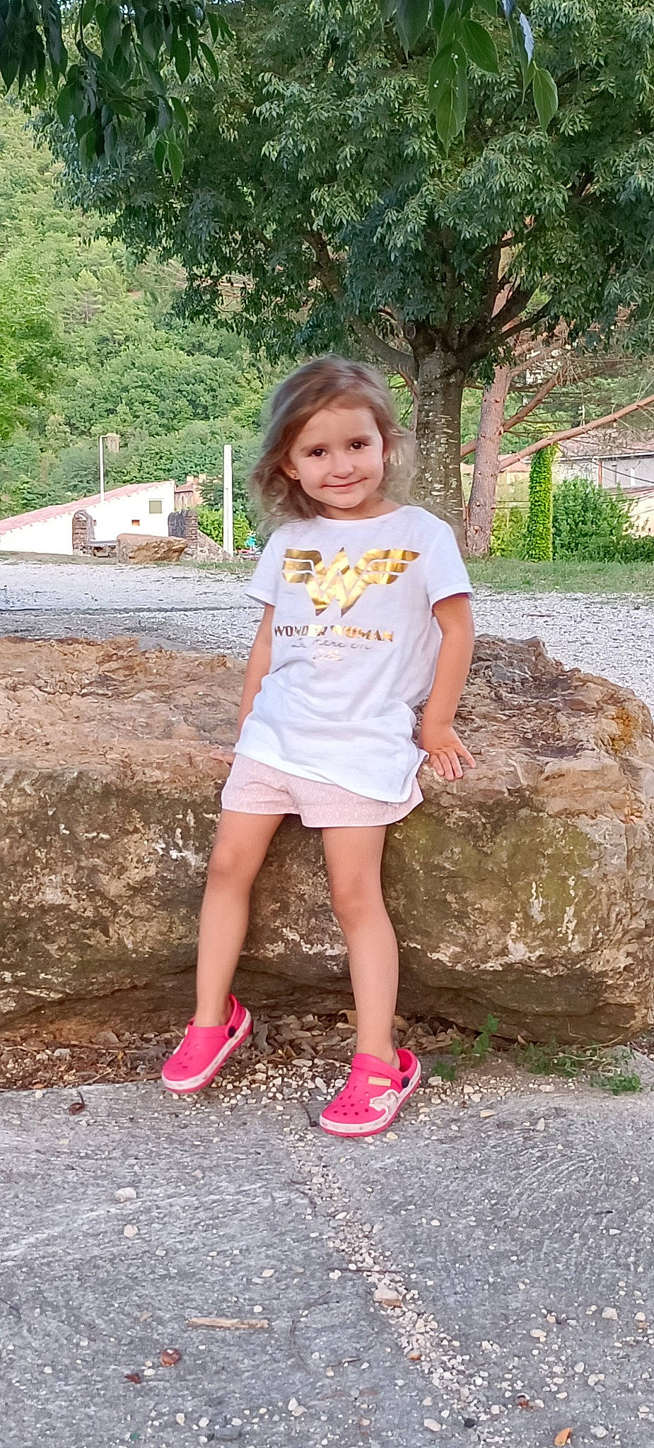 Lylia a rejoint le concours — aidez-le/la à gagner de superbes lots ! brown_hair, grass, hair, happy, human_leg, joy, leg, leisure, long_hair, people_in_nature, person, pink, plant, recreation, sleeve, smile, spring, t_shirt, thigh, tree