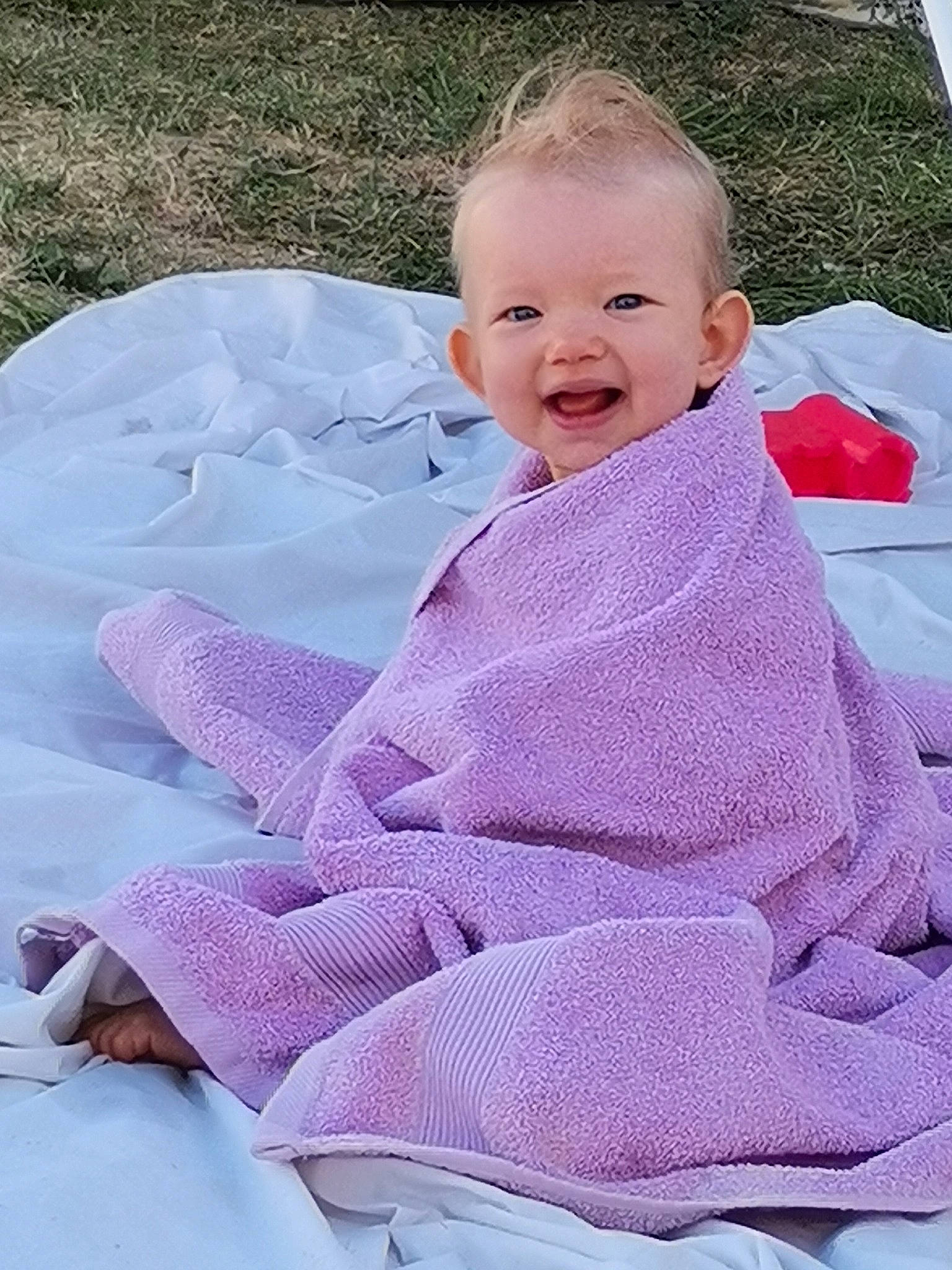 Kenzie a rejoint le concours — aidez-le/la à gagner de superbes lots ! baby, baby_carriage, baby_products, baby_toddler_clothing, cheek, comfort, face, grass, happy, head, lap, leisure, person, pink, product, purple, skin, sleeve, smile, textile
