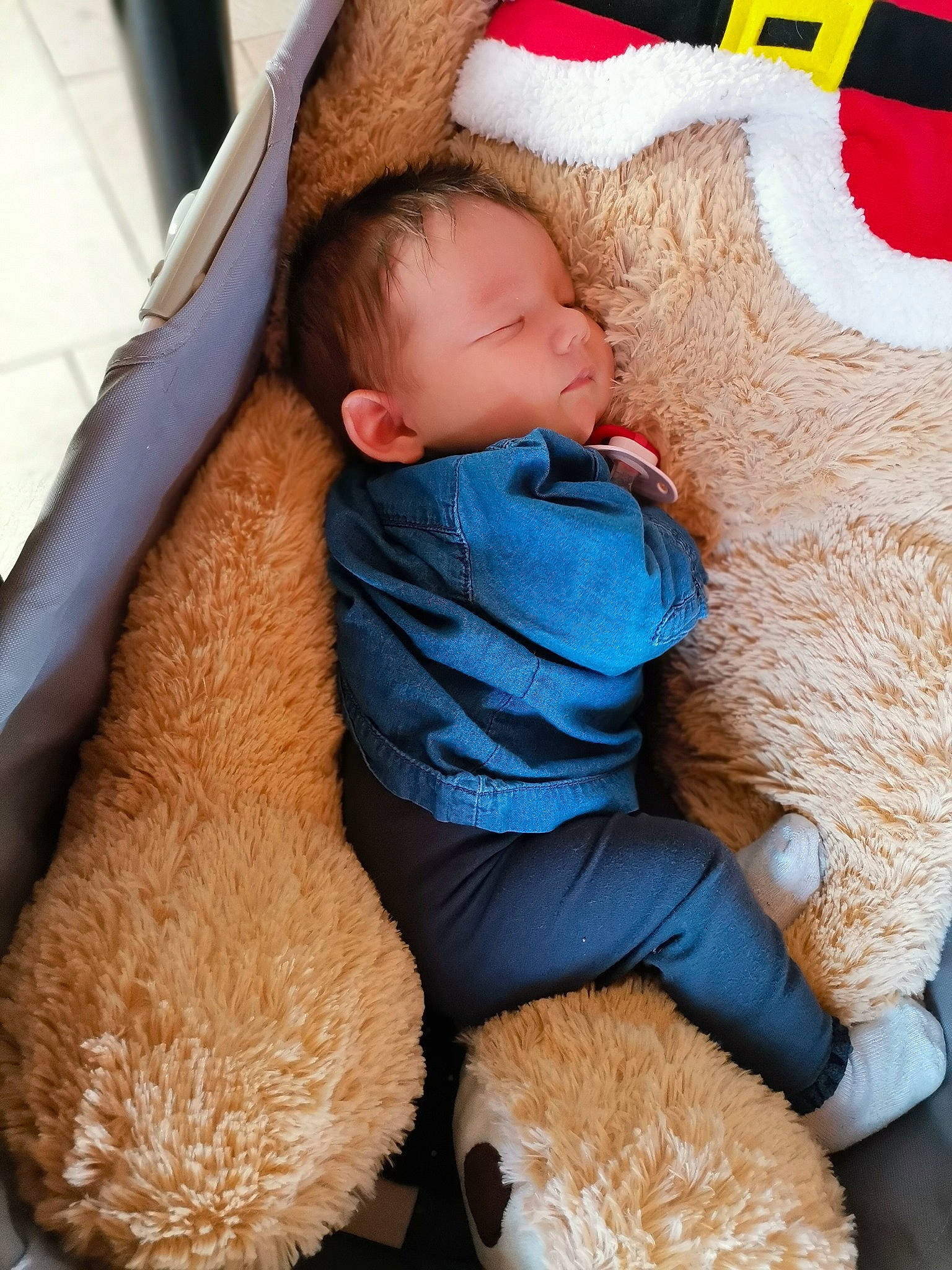 Kenzie participe au concours pour gagner de l'argent avec cette photo : abdomen, baby, baby_products, baby_sleeping, baby_toddler_clothing, child, comfort, event, fur, green, linens, mammal, person, sitting, skin, stuffed_toy, textile, toddler, toy, vertebrate