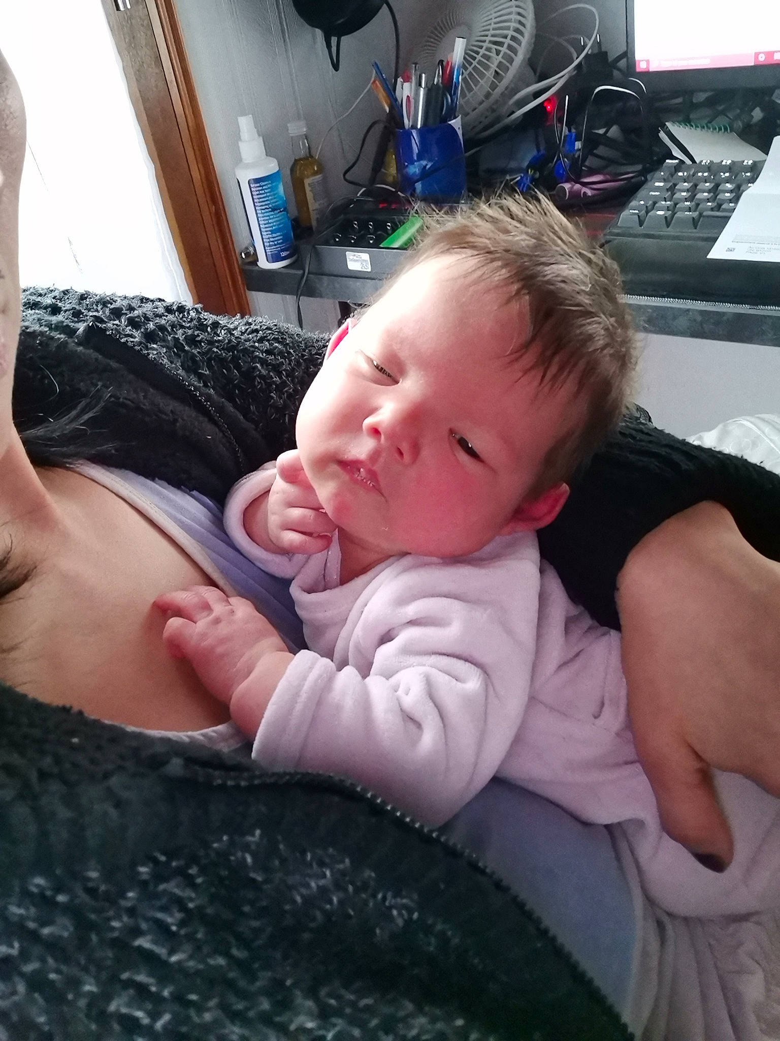 Kenzie a rejoint le concours — aidez-le/la à gagner de superbes lots ! baby, cheek, child, chin, comfort, computer_keyboard, ear, electronic_device, eyebrow, facial_expression, finger, gesture, interaction, lap, mouth, neck, peripheral, person, shoulder, skin