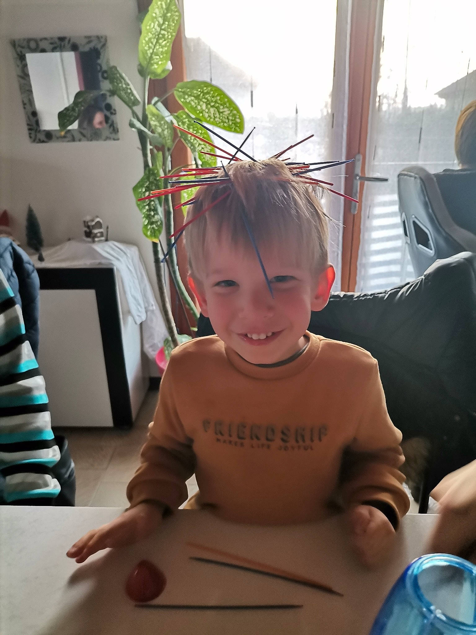 Damon a rejoint le concours — aidez-le/la à gagner de superbes lots ! baby, chair, child, drinkware, flooring, fun, happy, houseplant, joy, mammal, person, picture_frame, plant, sitting, skin, smile, table, tableware, thumb, toddler