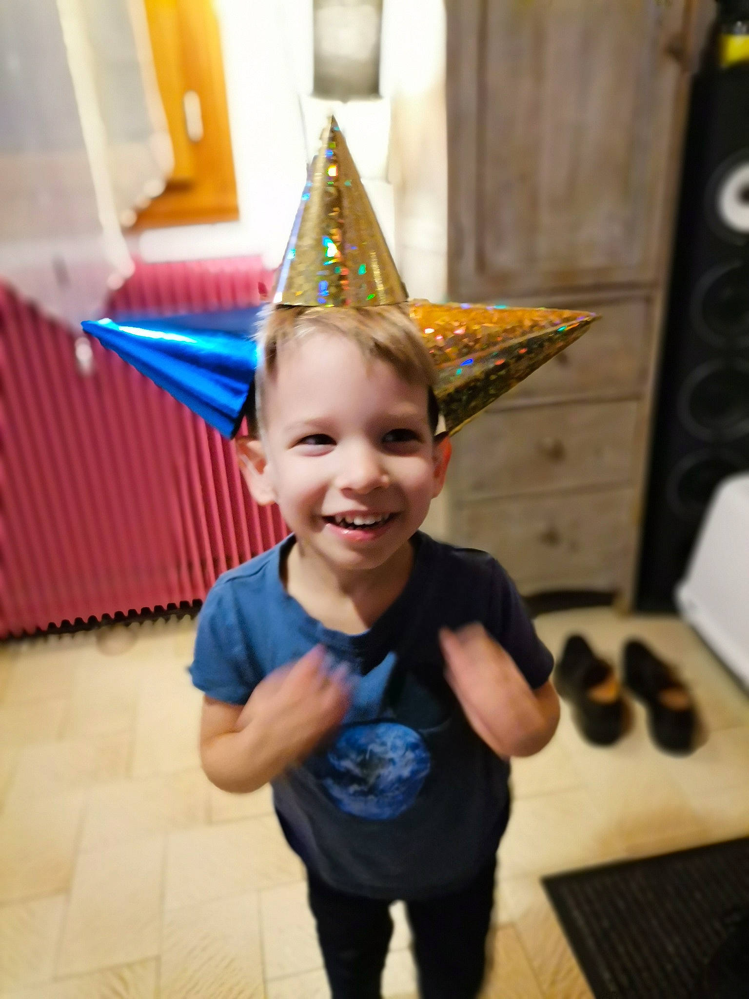 Damon a rejoint le concours — aidez-le/la à gagner de superbes lots ! art, baby_toddler_clothing, cap, child, computer_keyboard, cone, costume_hat, event, face, fun, happy, head, headgear, joy, party_hat, party_supply, person, recreation, room, smile