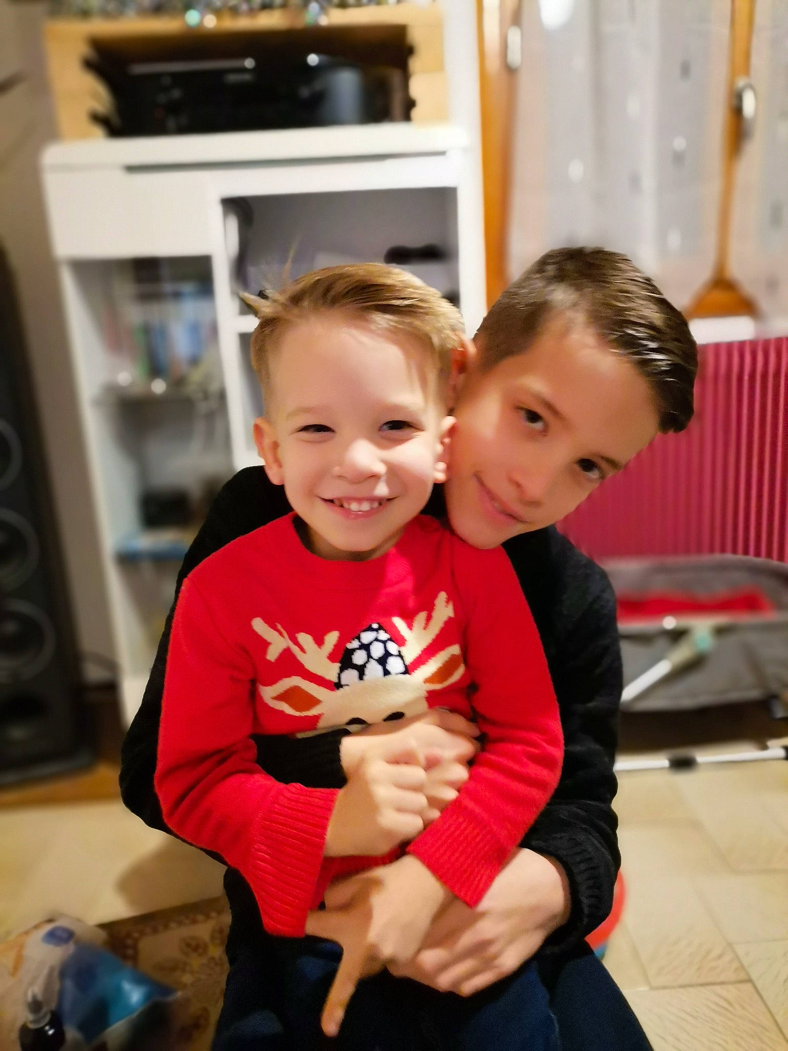 Damon a rejoint le concours — aidez-le/la à gagner de superbes lots ! chair, child, event, floor, flooring, fun, hand, happy, home_appliance, joy, kitchen, kitchen_appliance, kitchen_stove, major_appliance, microwave_oven, person, refrigerator, sitting, skin, smile