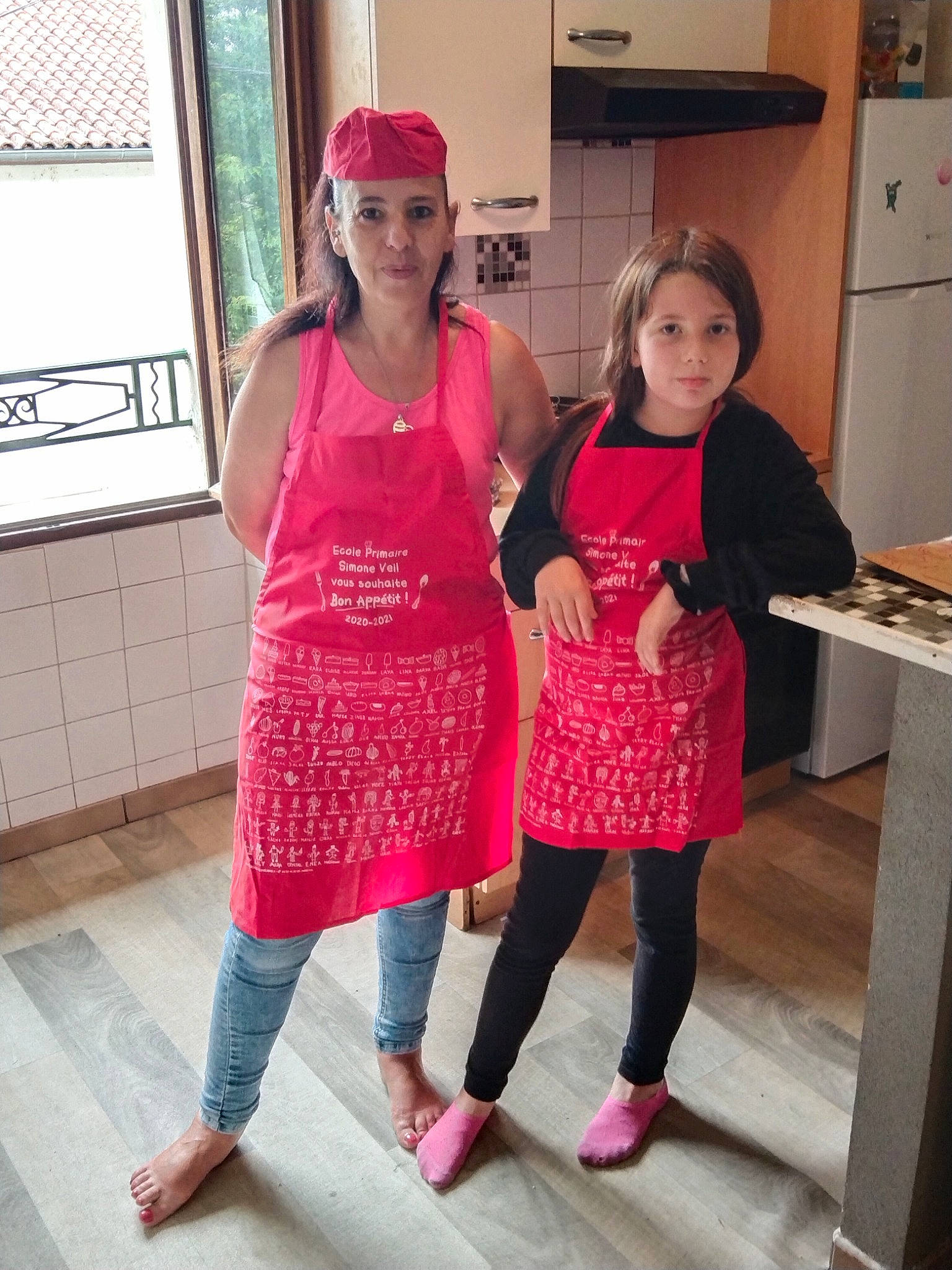 Lola participe au concours pour gagner de l'argent avec cette photo : cabinetry, child, event, fashion_design, flooring, happy, hat, headwear, human_leg, joint, kitchen_appliance, knee, magenta, pattern, person, pink, sleeve, standing, t_shirt, thigh