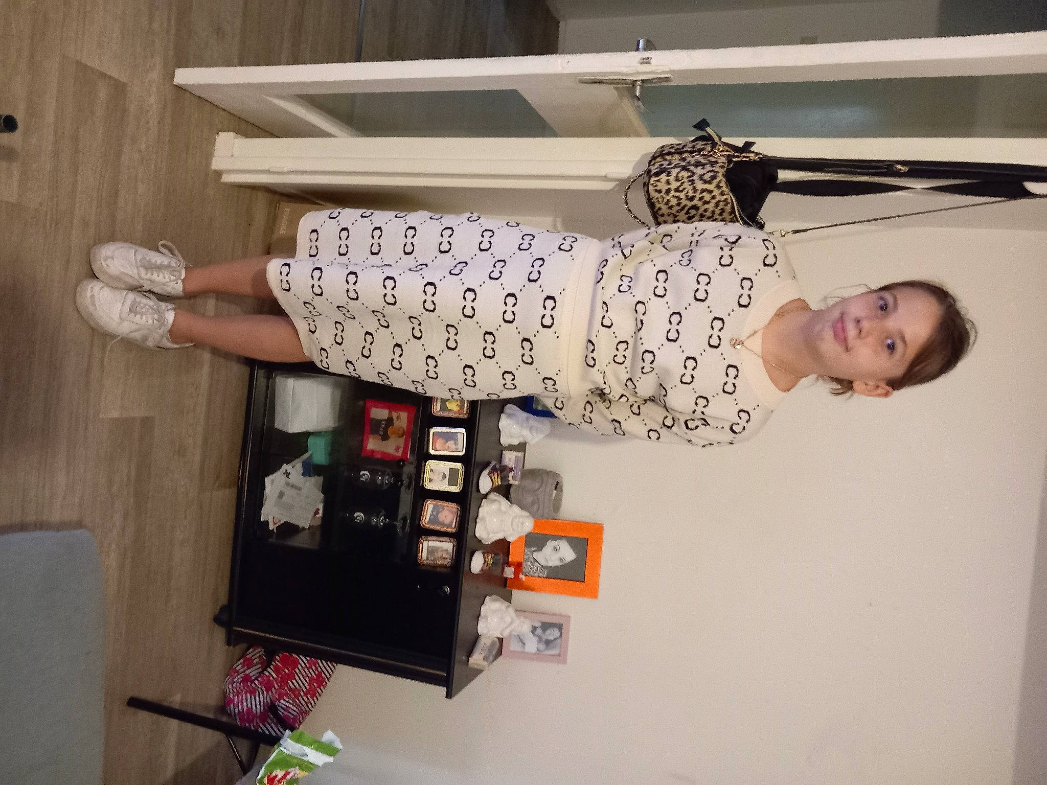 Lola participe au concours pour gagner de l'argent avec cette photo : elbow, eyewear, fashion_design, hardwood, house, houseplant, joy, machine, person, plant, room, shelf, shelving, smile, thigh, waist, wood, wrist