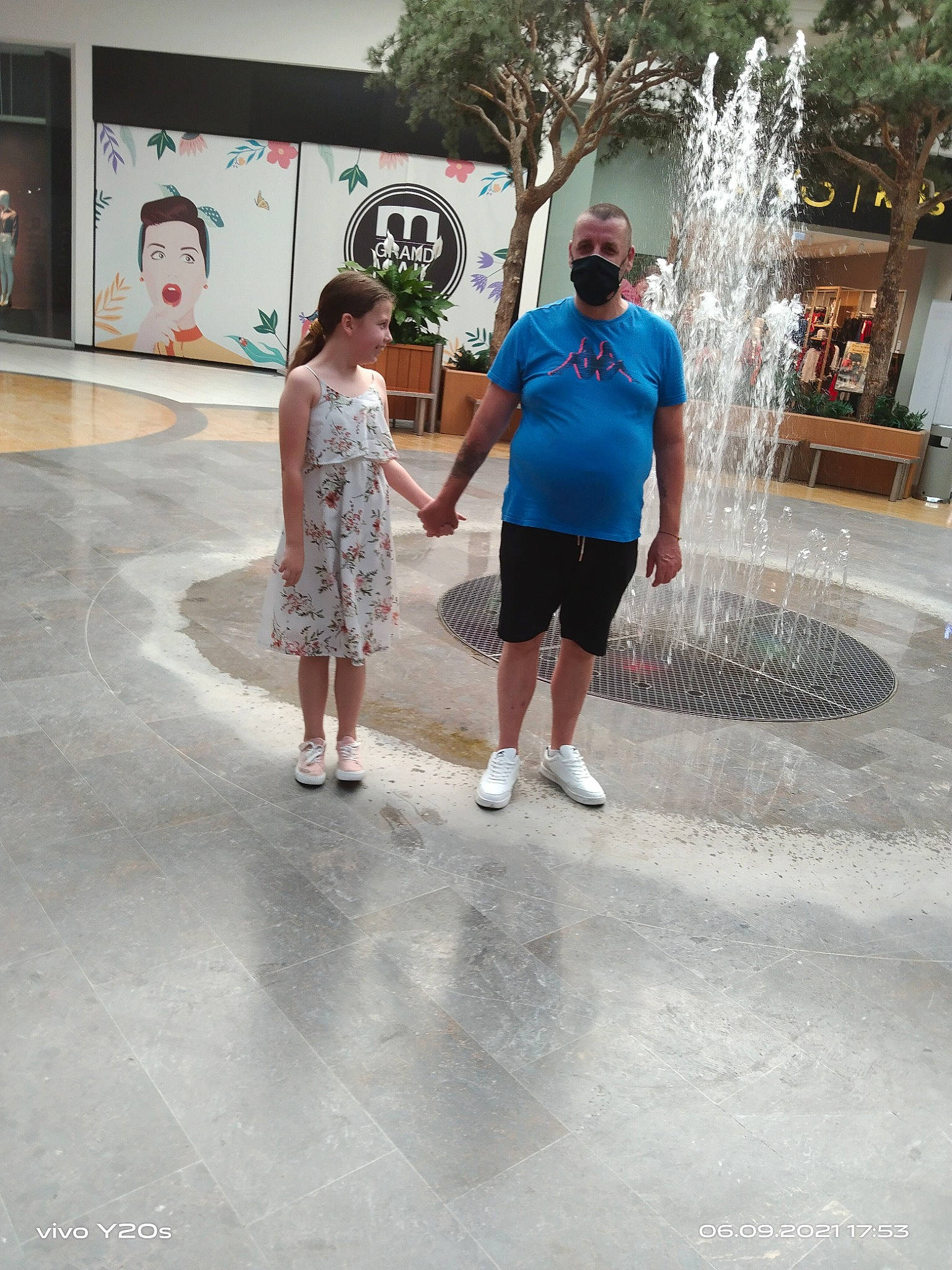 Lola a rejoint le concours — aidez-le/la à gagner de superbes lots ! asphalt, city, concrete, event, fountain, fun, gesture, human_leg, leisure, pedestrian, person, recreation, road, road_surface, shorts, sidewalk, standing, street, street_fashion, thigh