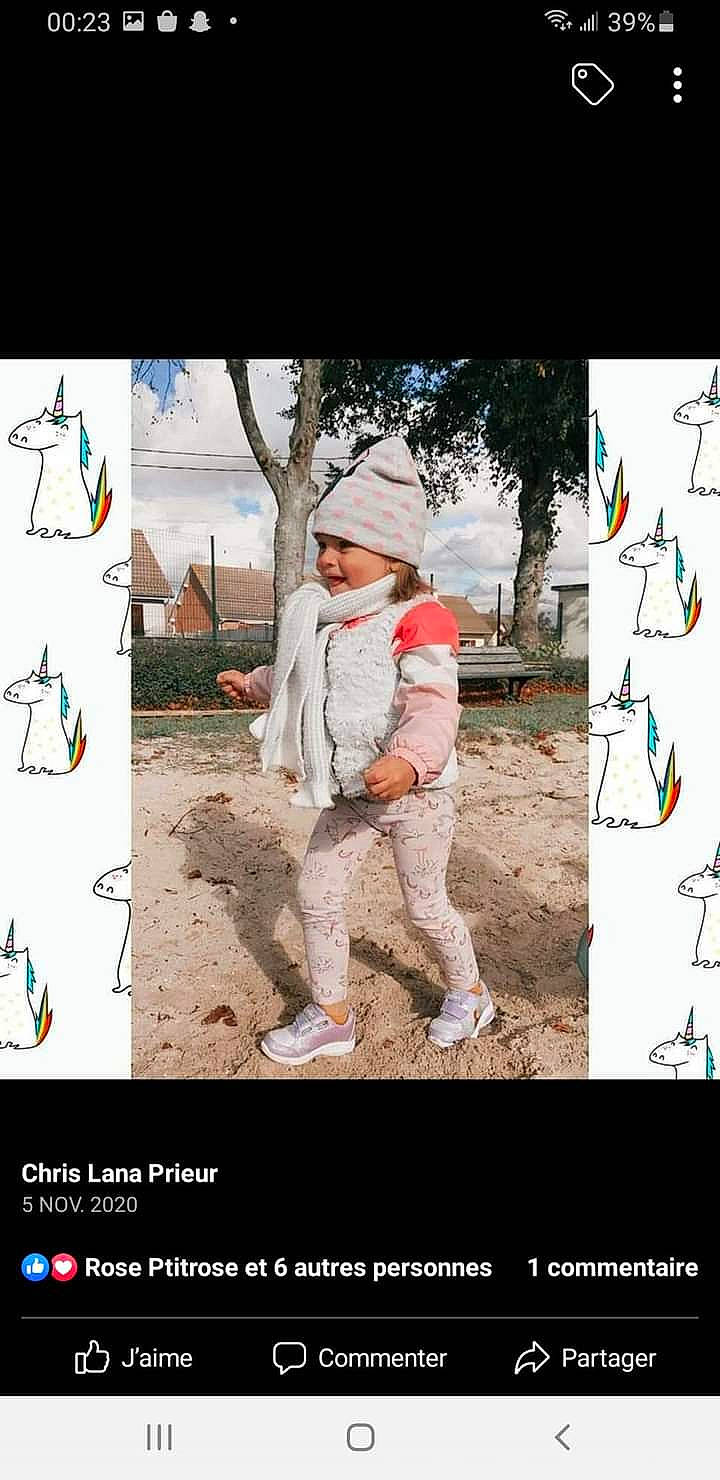 Lana participe au concours pour gagner de l'argent avec cette photo : adaptation, baby, cap, child, fedora, flash_photography, font, fun, gesture, happy, hat, headwear, leisure, people_in_nature, person, photo_caption, recreation, street_fashion, sun_hat, toddler