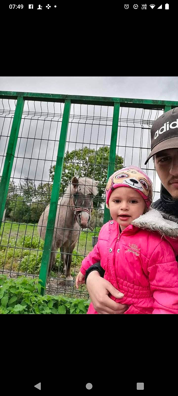 Lana a rejoint le concours — aidez-le/la à gagner de superbes lots ! animal_shelter, baby, baseball_cap, cap, child, dinosaur, fawn, fence, grass, happy, headwear, leisure, mesh, person, plant, recreation, terrestrial_animal, toddler, tree, wildlife