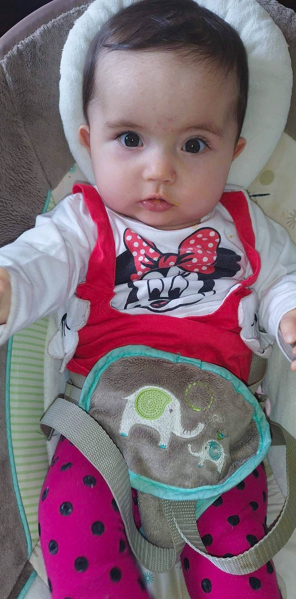 Lilly Rose a rejoint le concours — aidez-le/la à gagner de superbes lots ! baby, baby_products, baby_toddler_clothing, carmine, cheek, child, fictional_character, green, linens, organ, pattern, person, pink, product, sitting, skin, sleeve, t_shirt, toddler, white