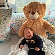 Kaylon a rejoint le concours — aidez-le/la à gagner de superbes lots ! baby, blanket, child, clothing, comfort, cozy, cute, happy, home, indoor, infant, pillow, plush_toy, portrait, seated, smiling, soft_toy, teddy_bear, warm, window