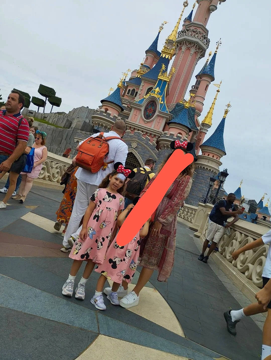 Rubby participe au concours pour gagner de l'argent avec cette photo : asphalt, crowd, event, festival, footwear, fun, headwear, joy, leisure, pedestrian, person, pole, public_event, recreation, shorts, sky, tourism, tourist_attraction, tradition, travel