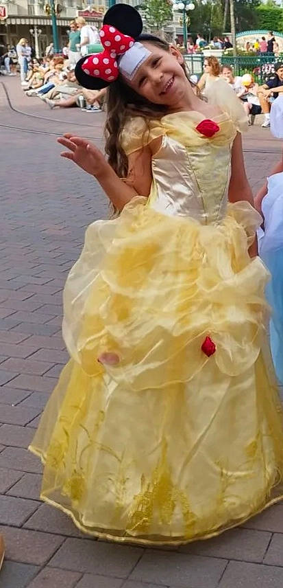 Rubby a rejoint le concours — aidez-le/la à gagner de superbes lots ! bridal_accessory, bridal_clothing, bridal_party_dress, bride, dress, embellishment, event, fashion_design, formal_wear, gown, happy, hat, haute_couture, headwear, joy, one_piece_garment, person, shoulder, strapless_dress, waist