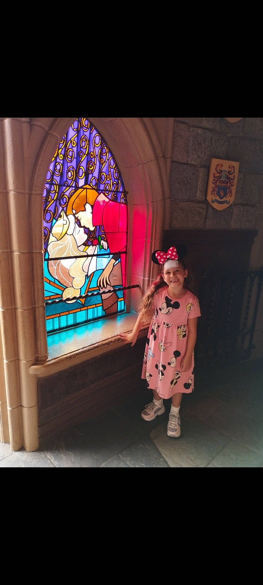 Rubby a rejoint le concours — aidez-le/la à gagner de superbes lots ! arch, art, darkness, entertainment, event, fashion_design, font, fun, glass, hat, headwear, joy, magenta, pattern, performing_arts, person, place_of_worship, room, stained_glass, tints_and_shades