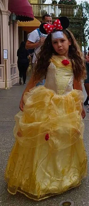 Rubby a rejoint le concours — aidez-le/la à gagner de superbes lots ! bridal_accessory, bridal_clothing, bridal_party_dress, bride, clothing, dress, embellishment, event, fashion_design, formal_wear, gown, happy, haute_couture, headwear, long_hair, peach, person, shoulder, sleeve, strapless_dress