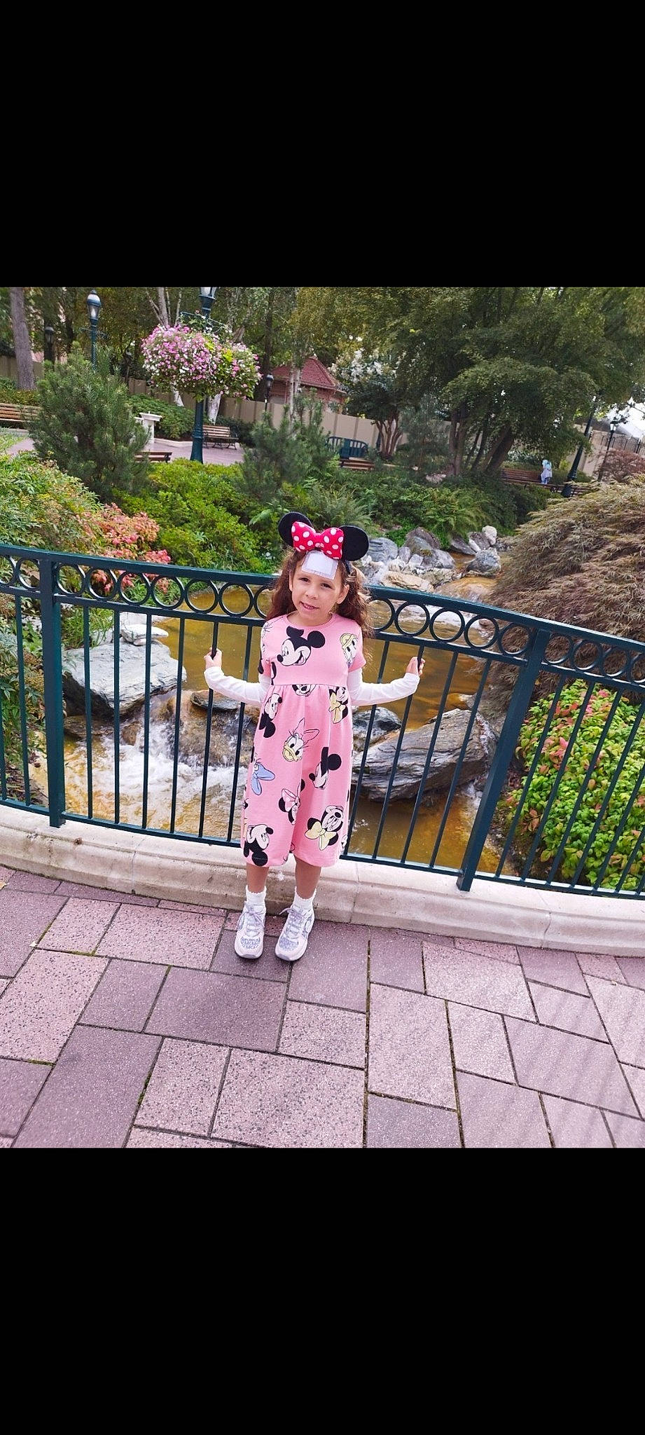 Rubby participe au concours pour gagner de l'argent avec cette photo : baby_toddler_clothing, child, fence, fun, garden, grass, handrail, hat, headwear, joy, leisure, magenta, metal, pattern, person, plant, recreation, shrub, sleeve, toddler