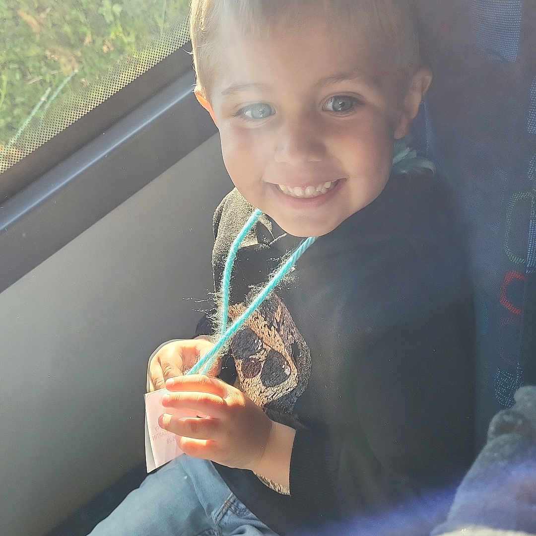 Kynaï a rejoint le concours — aidez-le/la à gagner de superbes lots ! bodypart, boy, child, clothing, cream, dessert, face, finger, food, hand, happy, head, icecream, male, pants, person, photography, portrait, sitting, smile