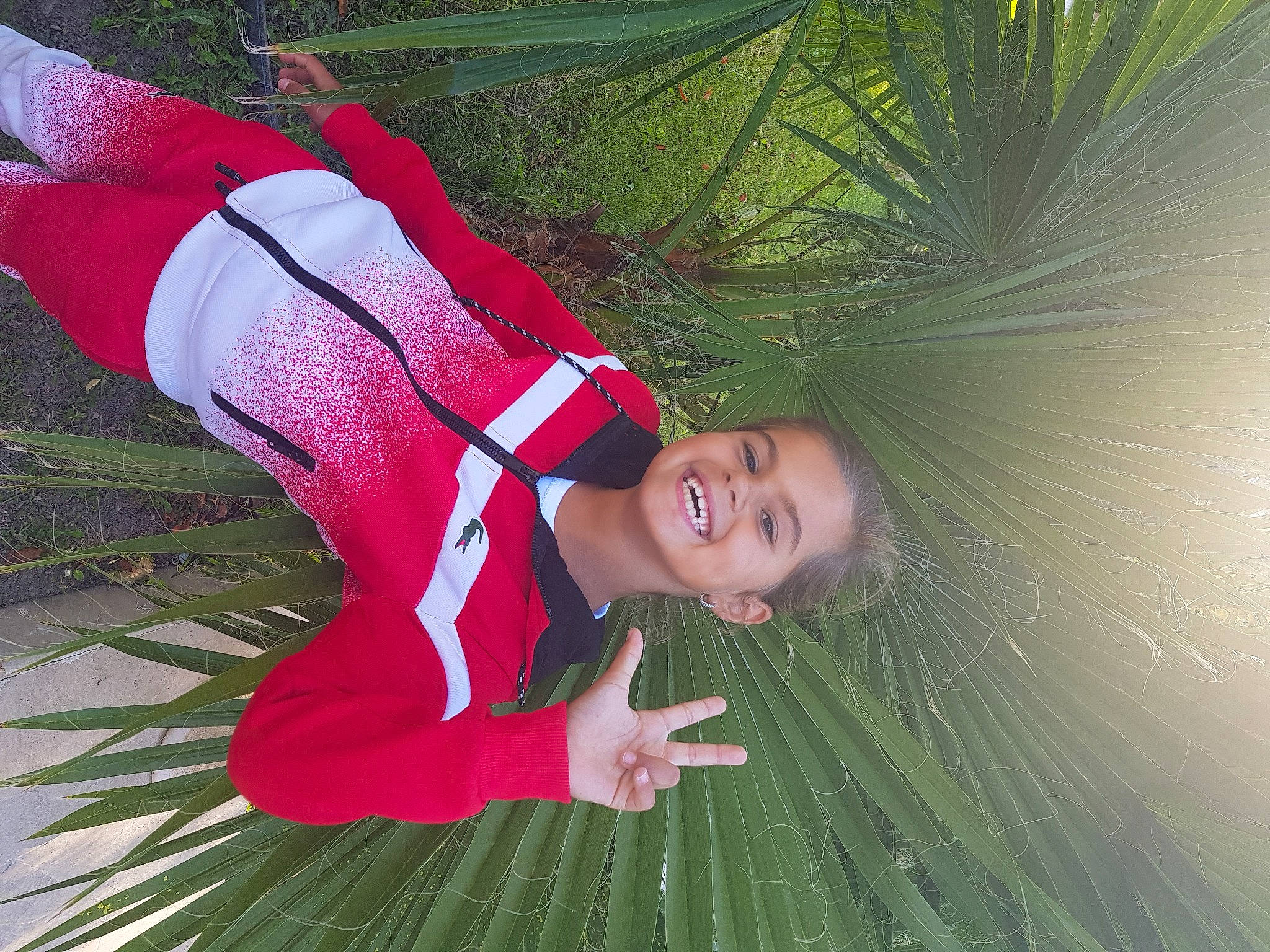 Hillary participe au concours pour gagner de l'argent avec cette photo : fun, grass, joy, leisure, person, plant