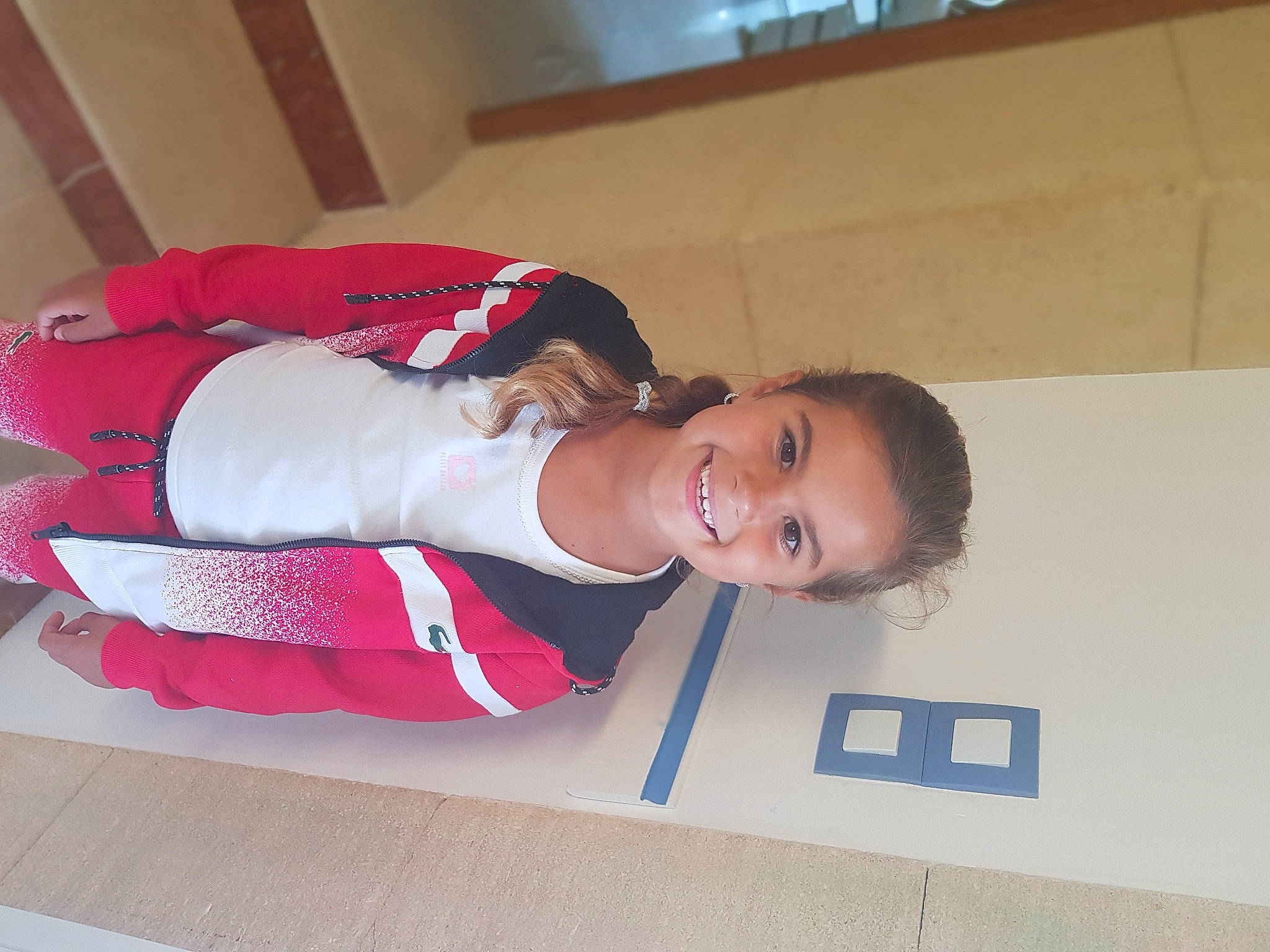 Hillary participe au concours pour gagner de l'argent avec cette photo : baby, child, joy, person, pink, toddler