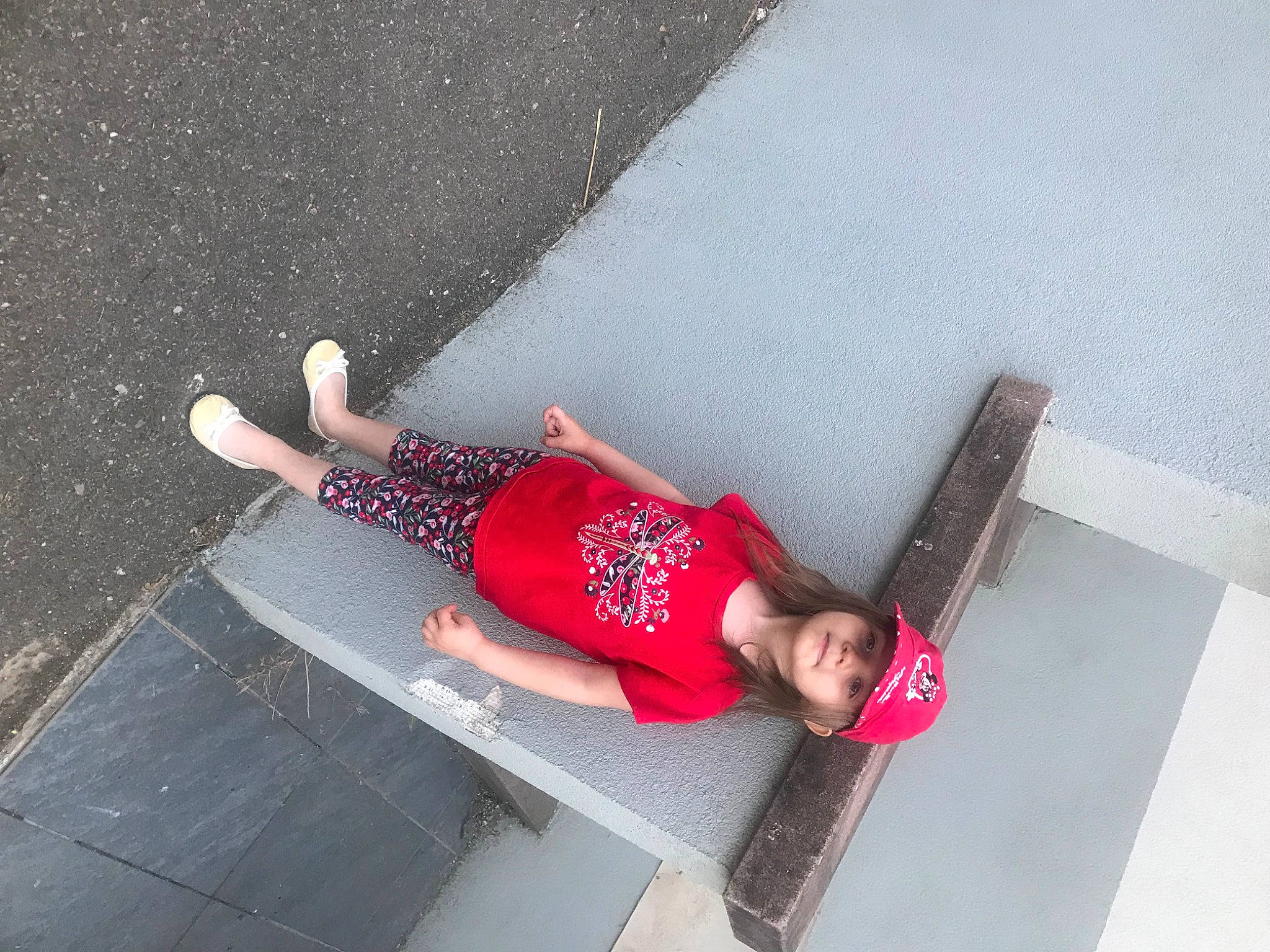 Joyce a rejoint le concours — aidez-le/la à gagner de superbes lots ! asphalt, concrete, elbow, foot, fun, headwear, human_leg, knee, leisure, magenta, pedestrian, person, road_surface, sandal, shorts, sidewalk, sitting, street_fashion, sunglasses, t_shirt